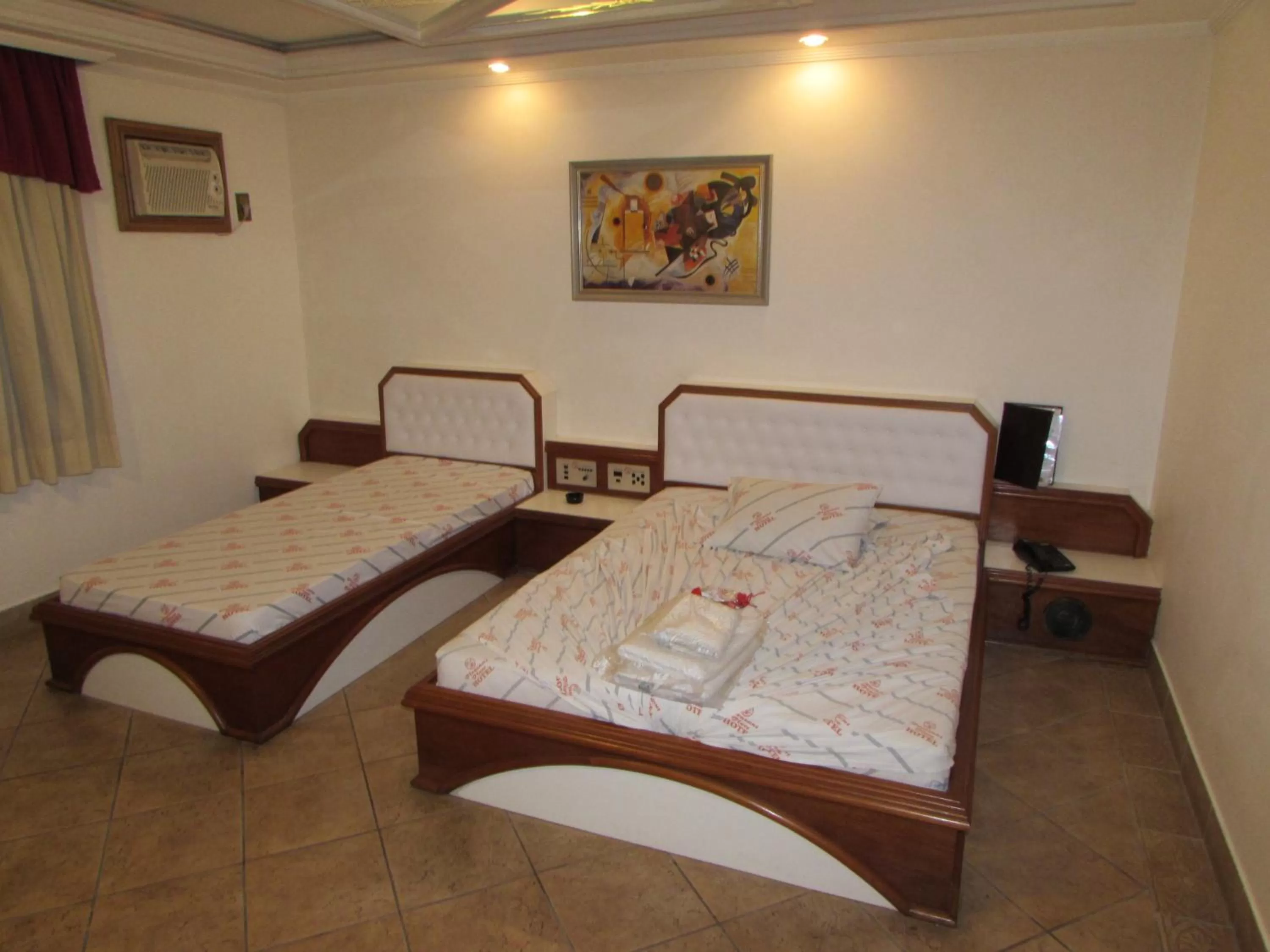 Bedroom, Bed in Pleasant Place Hotel