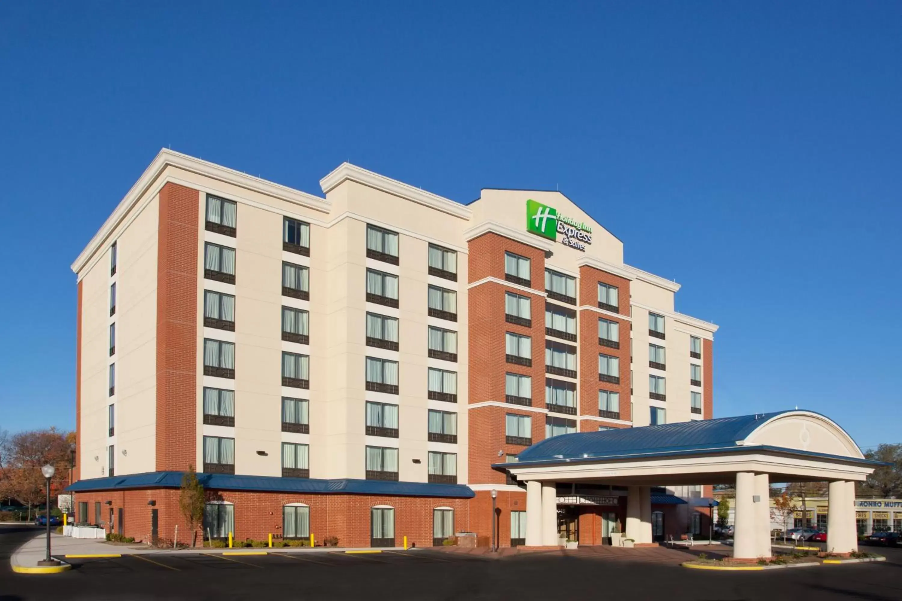 Property building in Holiday Inn Express Hotel & Suites Ohio State University- OSU Medical Center, an IHG Hotel
