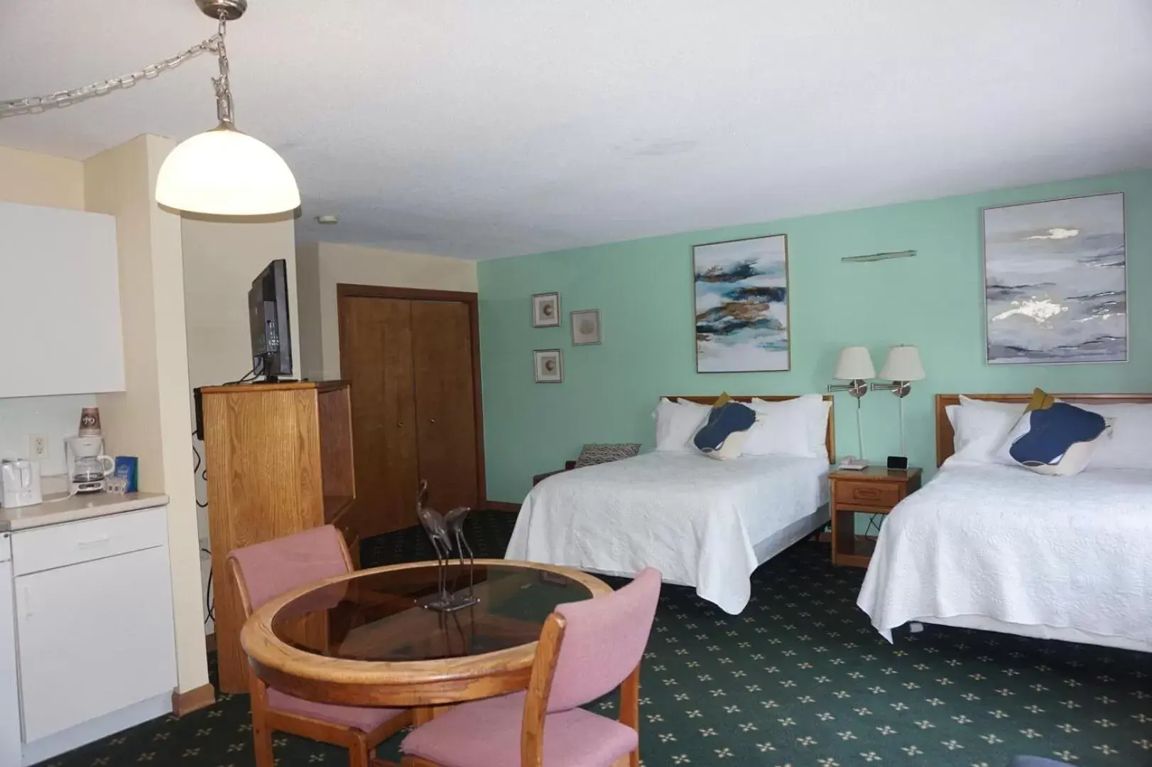 Photo of the whole room in The Niantic Inn