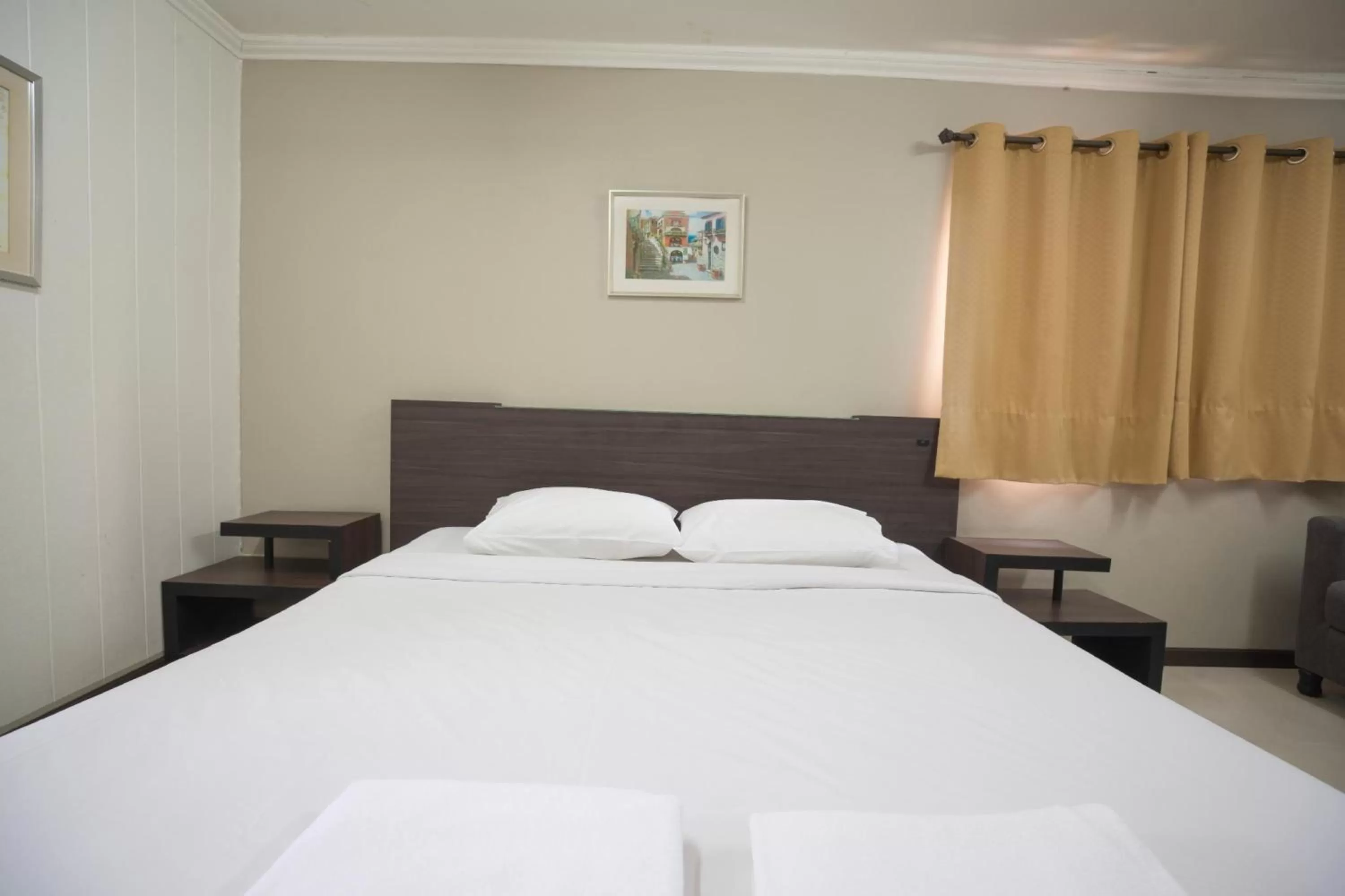 Bedroom, Bed in Smith Residence