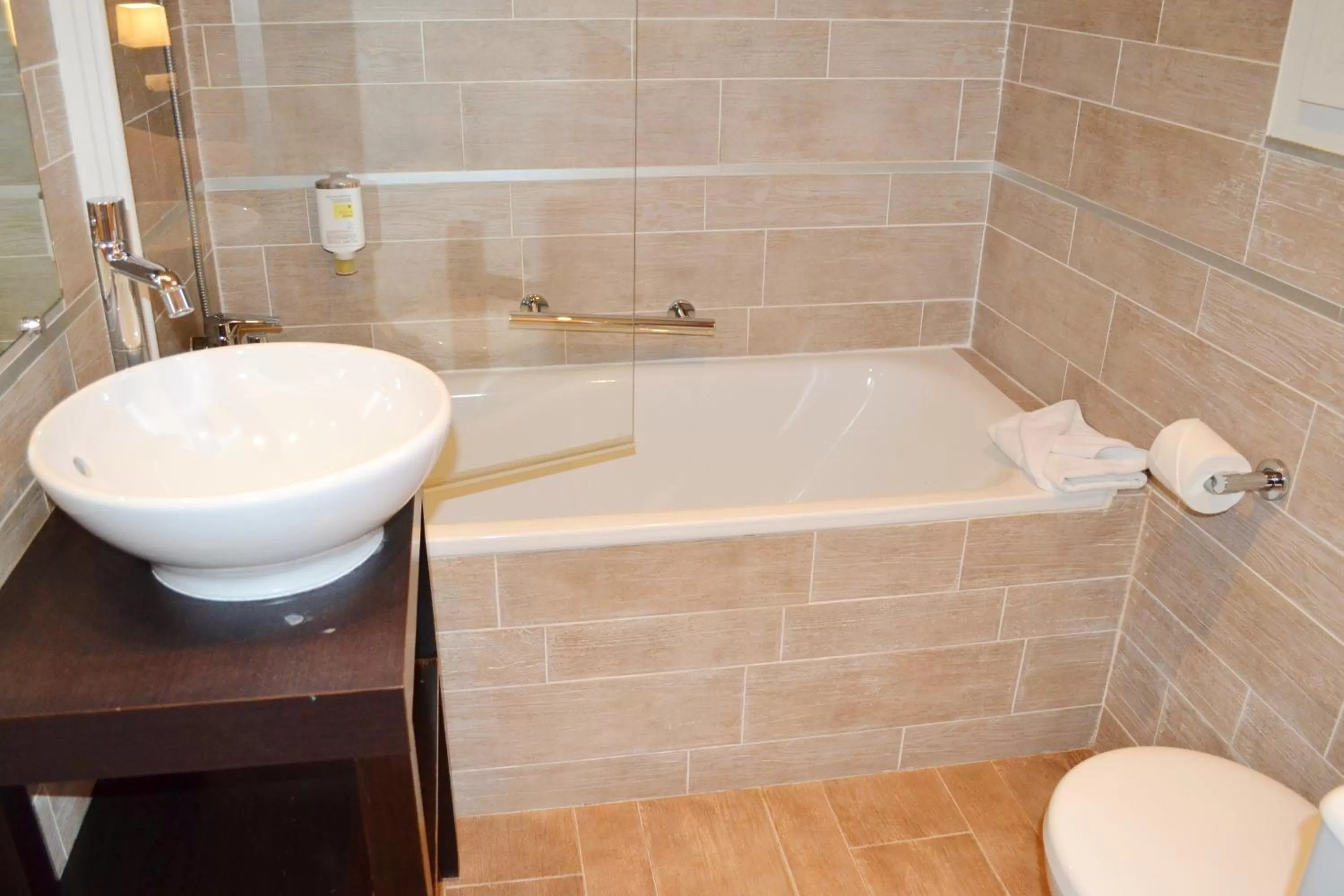 Toilet in Hôtel de l'Exposition - Tour Eiffel