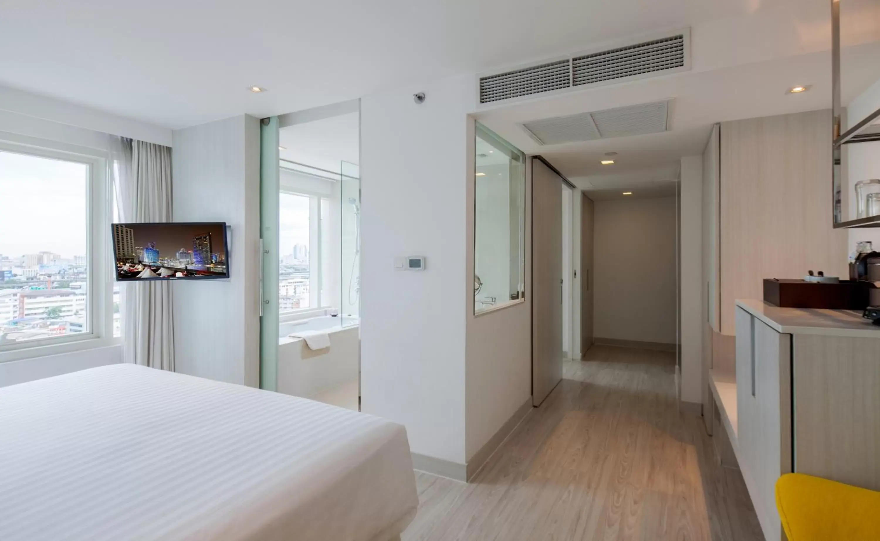 Bed, TV/Entertainment Center in Centara Watergate Pavillion Hotel Bangkok