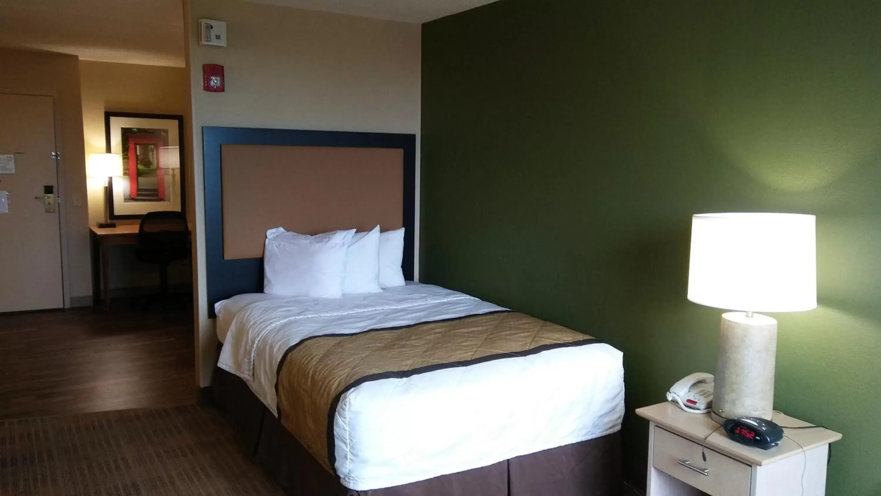 Bed in Extended Stay America Suites - Jacksonville - Deerwood Park