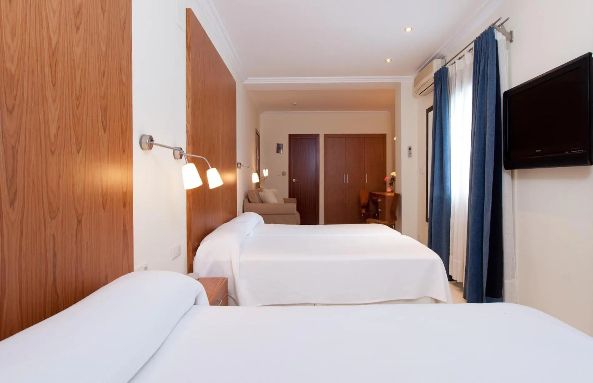 Shower, Bed in Hotel MR Costa Blanca
