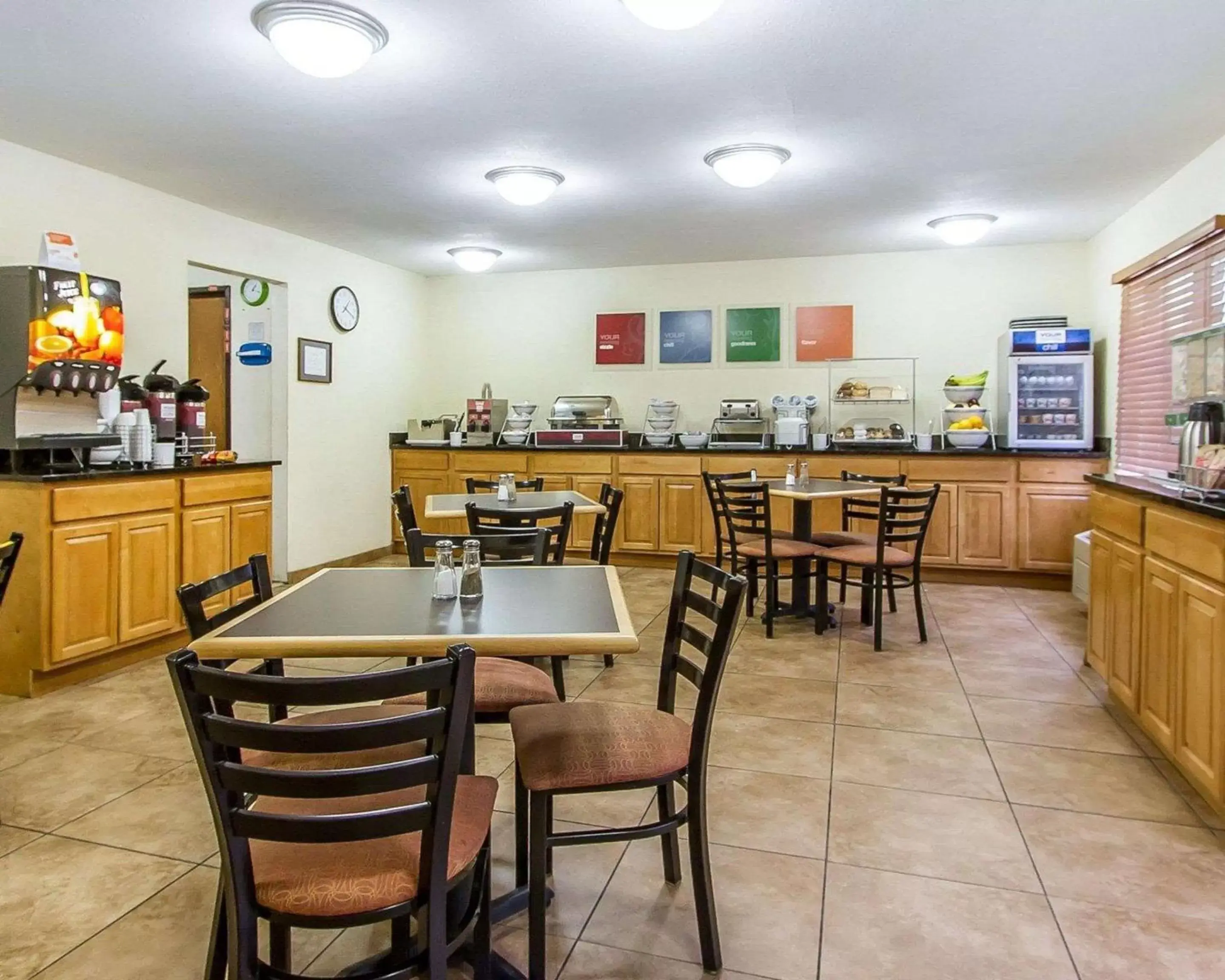 Restaurant/Places to Eat in Quality Inn Macomb near University Area