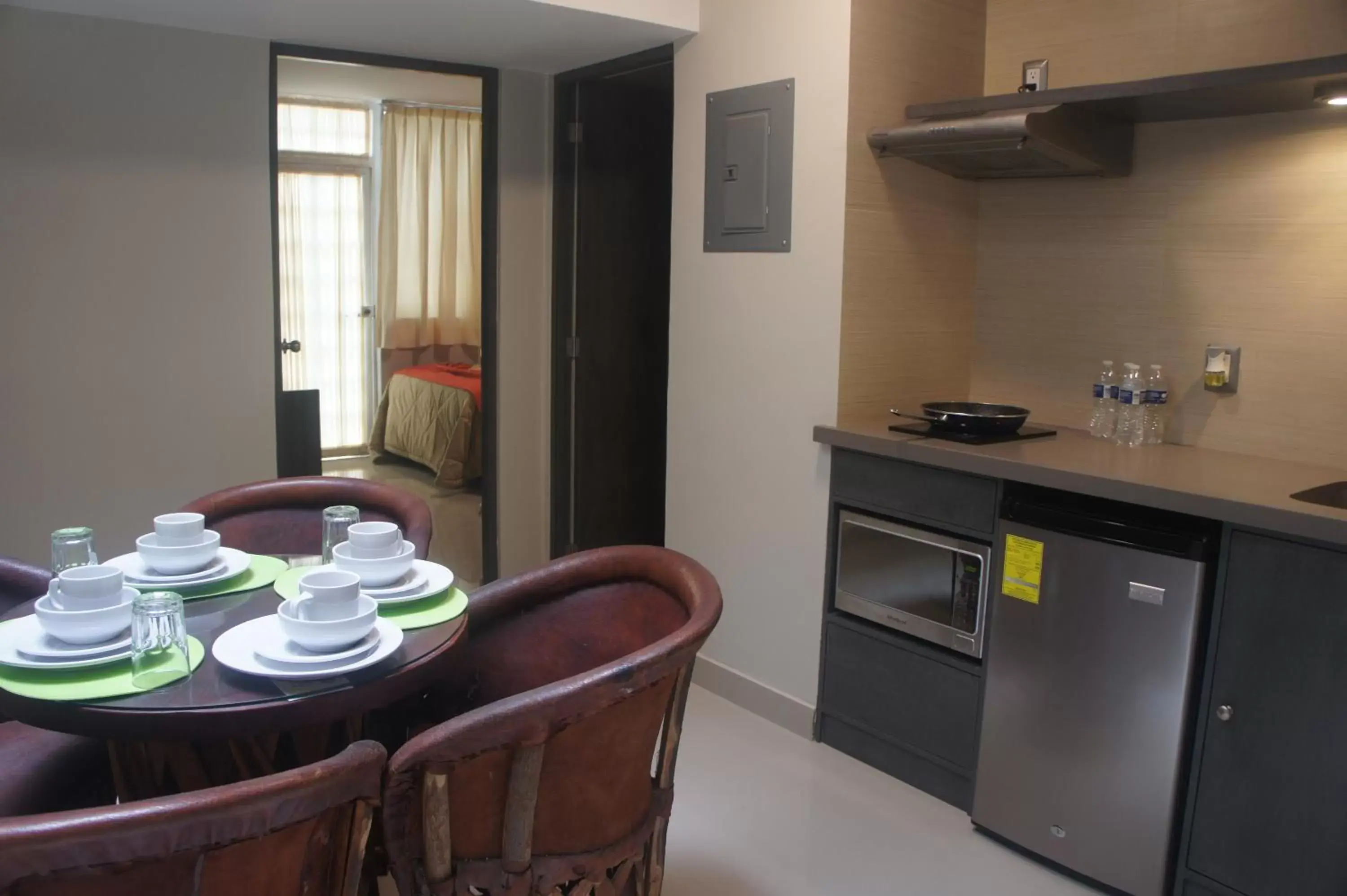 Kitchen or kitchenette, Dining Area in Suites San Luis