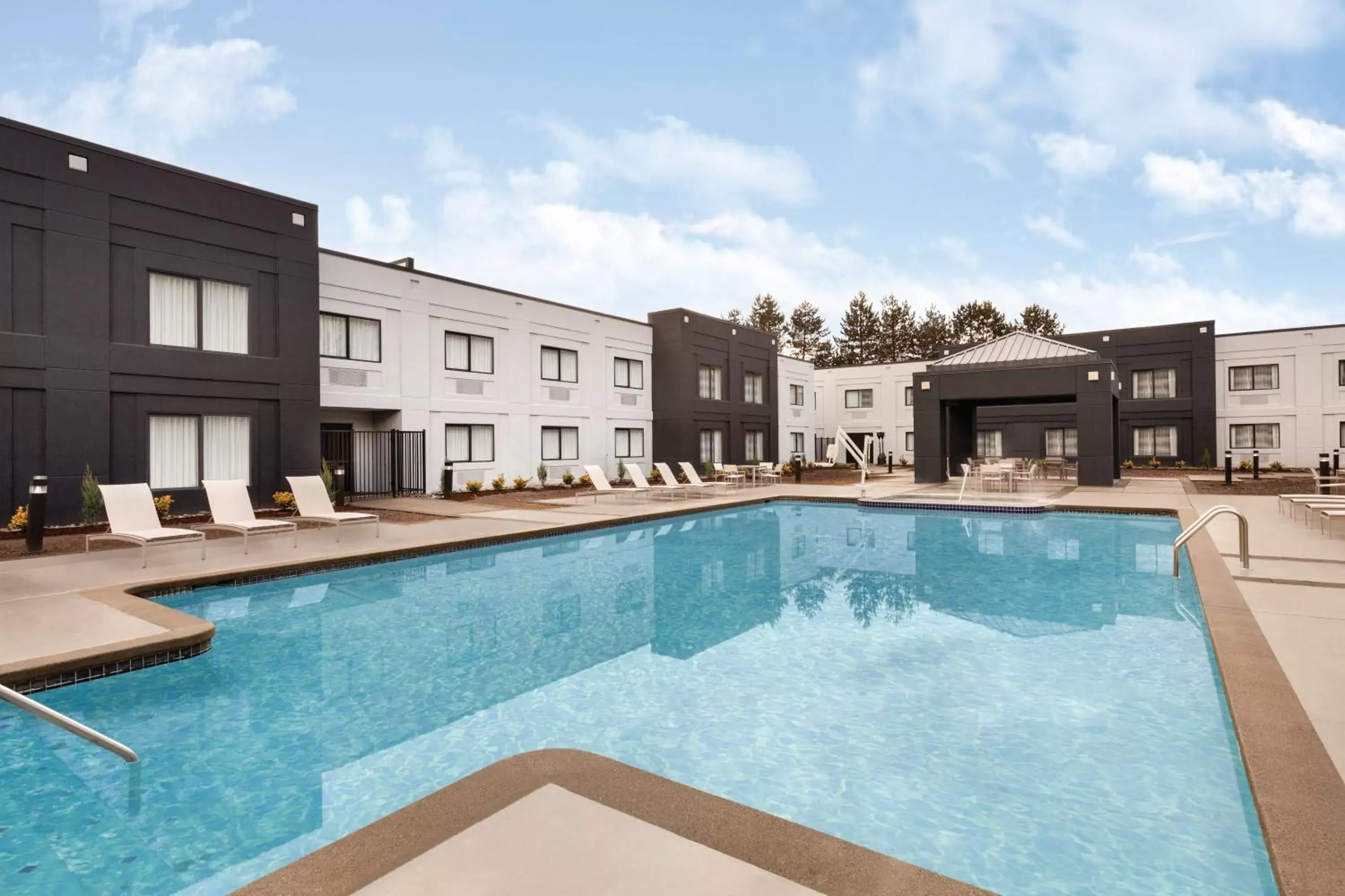 Swimming pool in Country Inn & Suites by Radisson, Seattle-Bothell, WA Swimming pool in Country Inn & Suites by Radisson, Seattle-Bothell, WA