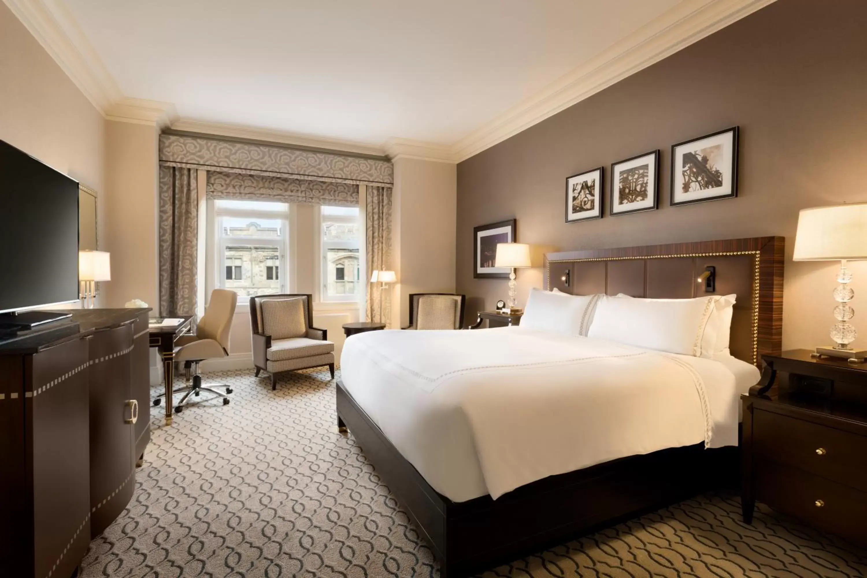 Photo of the whole room in Fairmont Chateau Laurier Gold Experience