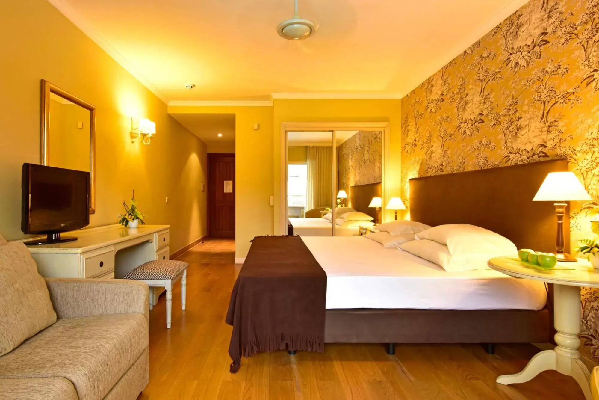 Bedroom, Bed in Pestana Village Garden Hotel