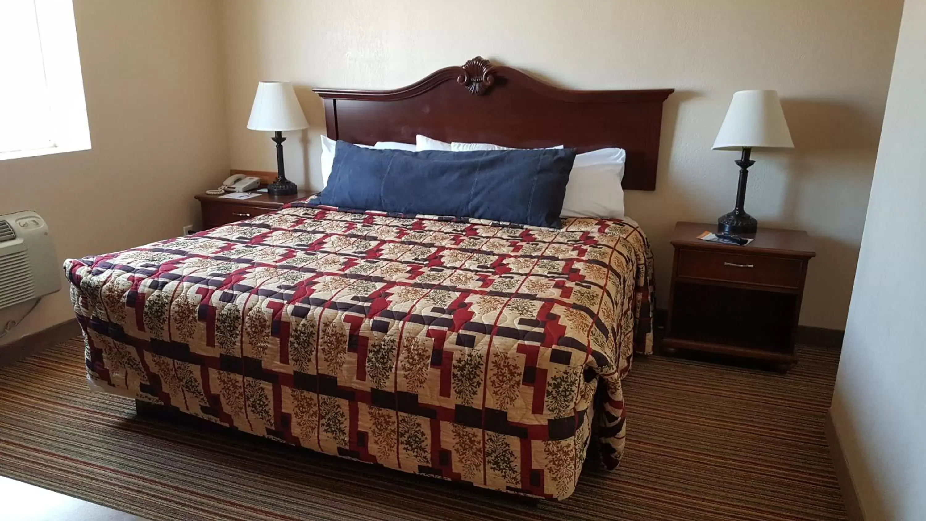 Bedroom, Bed in Knights Inn and Suites - Grand Forks