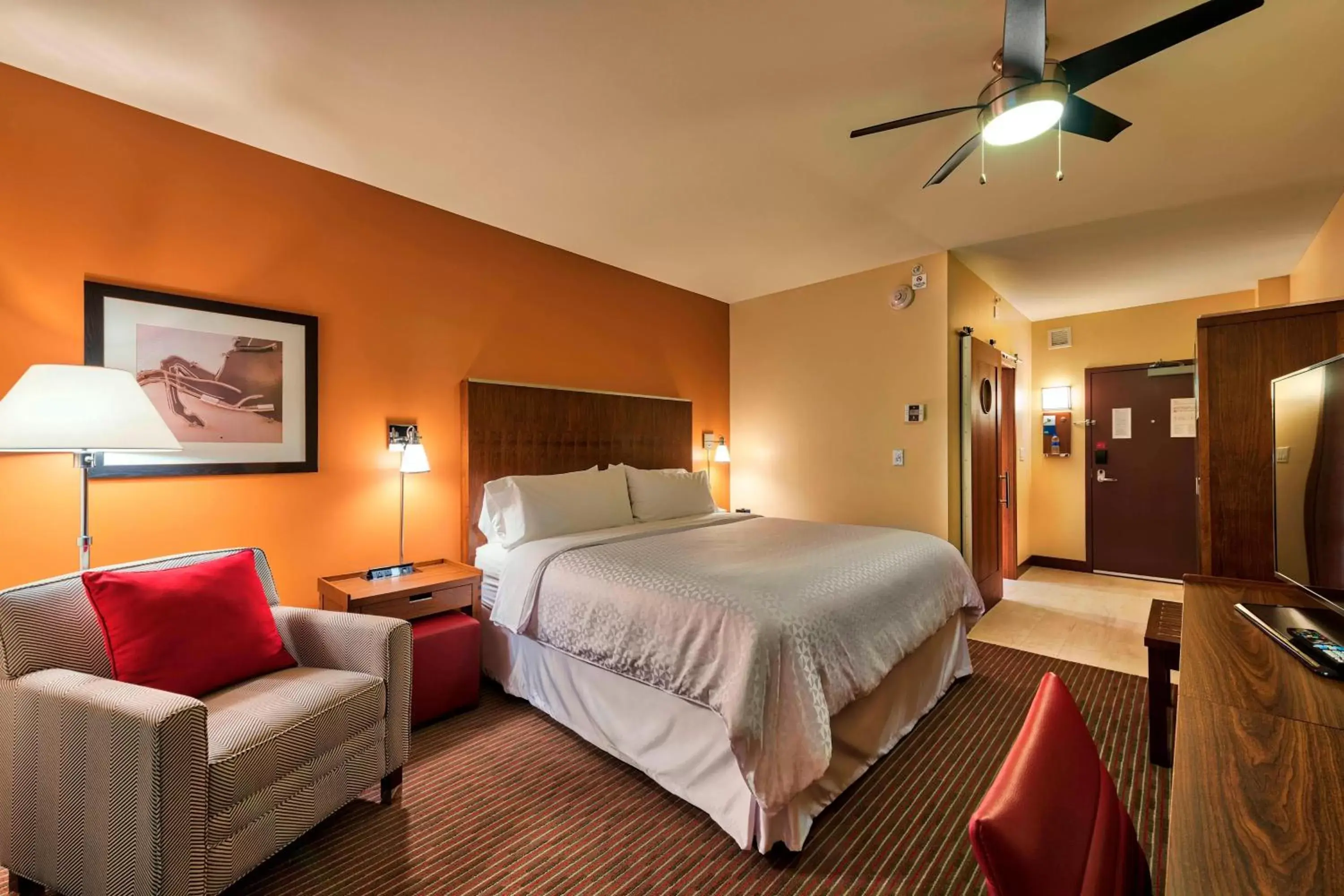 Photo of the whole room, Bed in Four Points By Sheraton Houston Energy Corridor