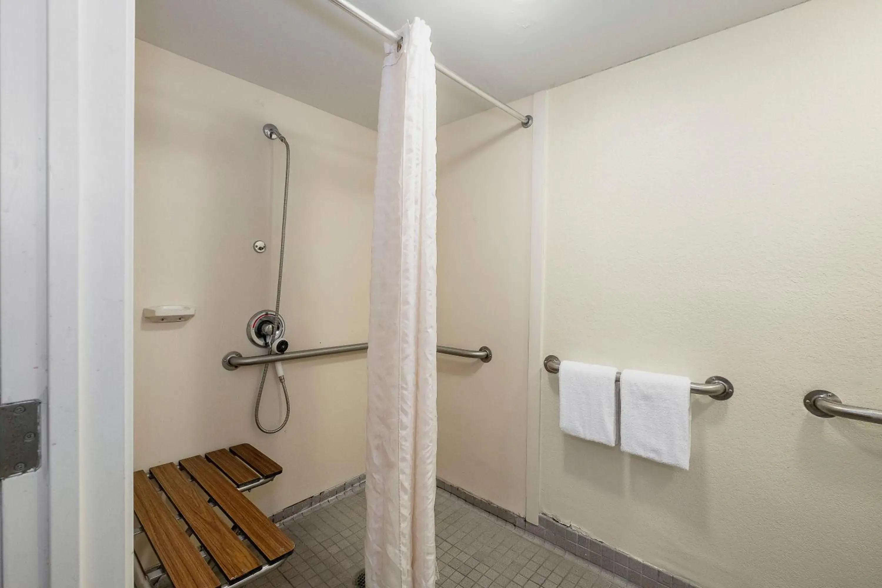 Bathroom in Red Roof Inn Jackson North – Ridgeland