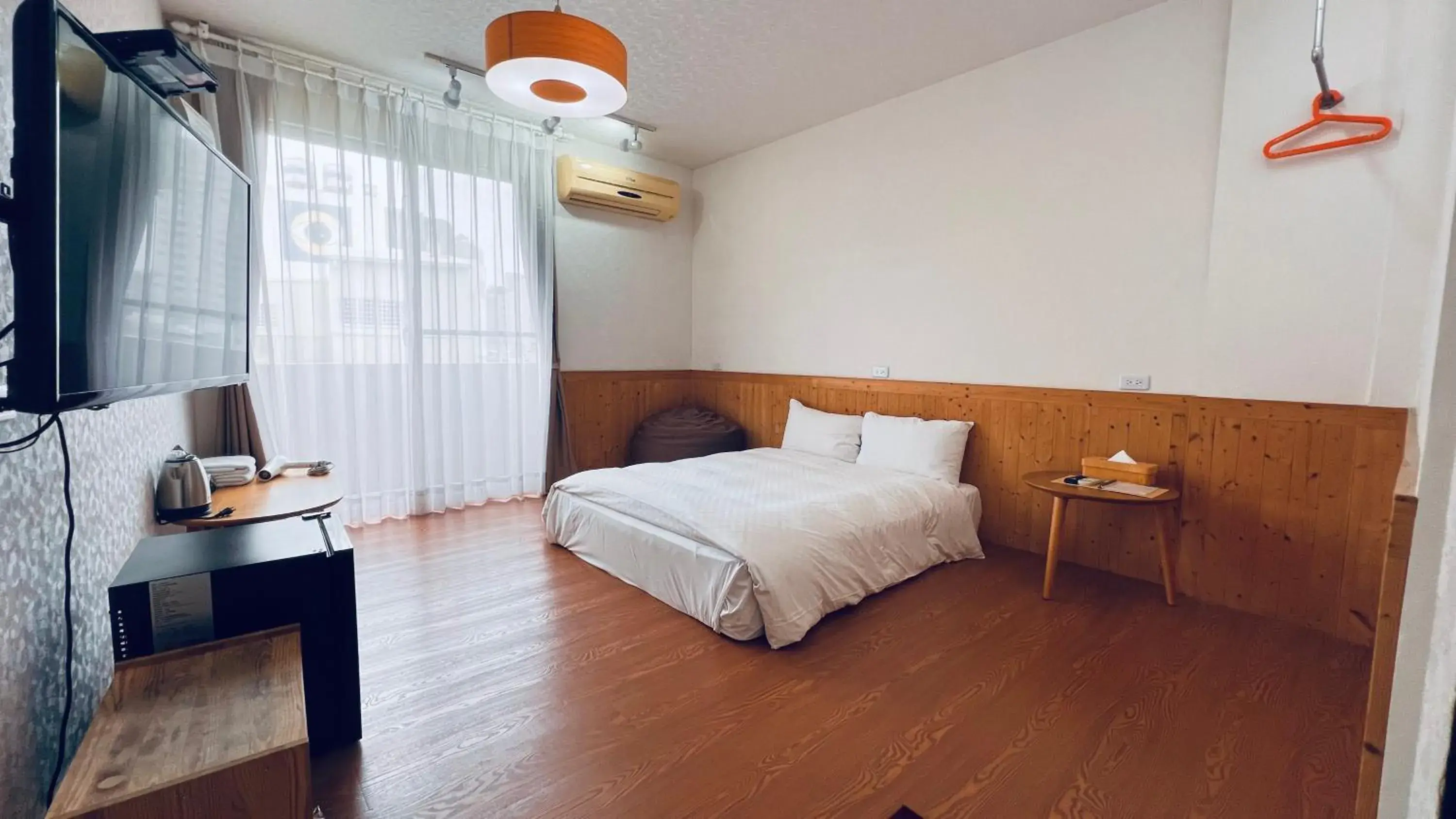 Photo of the whole room, Bed in Rainbow Island B&b