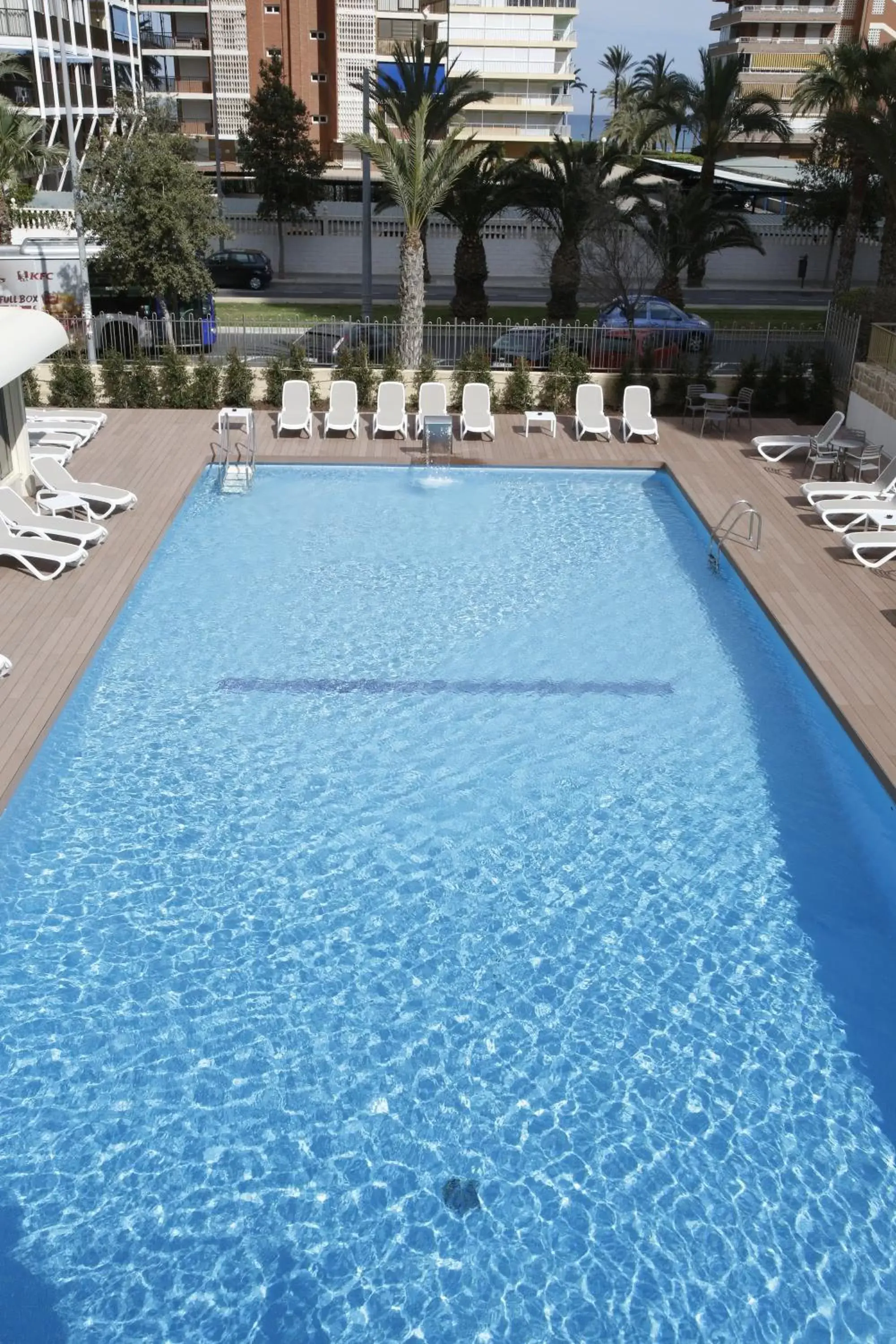 Swimming Pool in Hotel Castilla Alicante