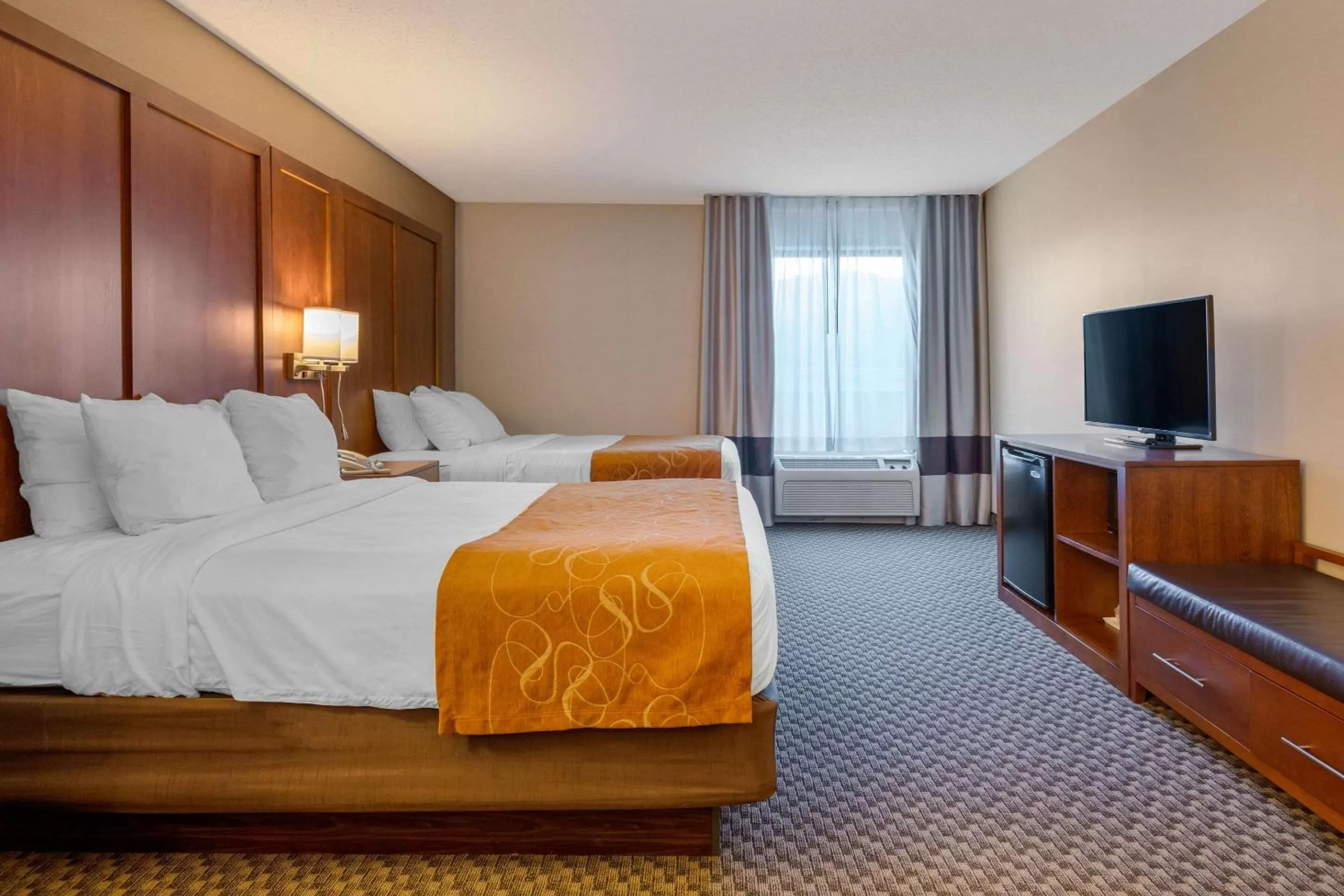 Photo of the whole room, Bed in Comfort Suites South Haven near I-96