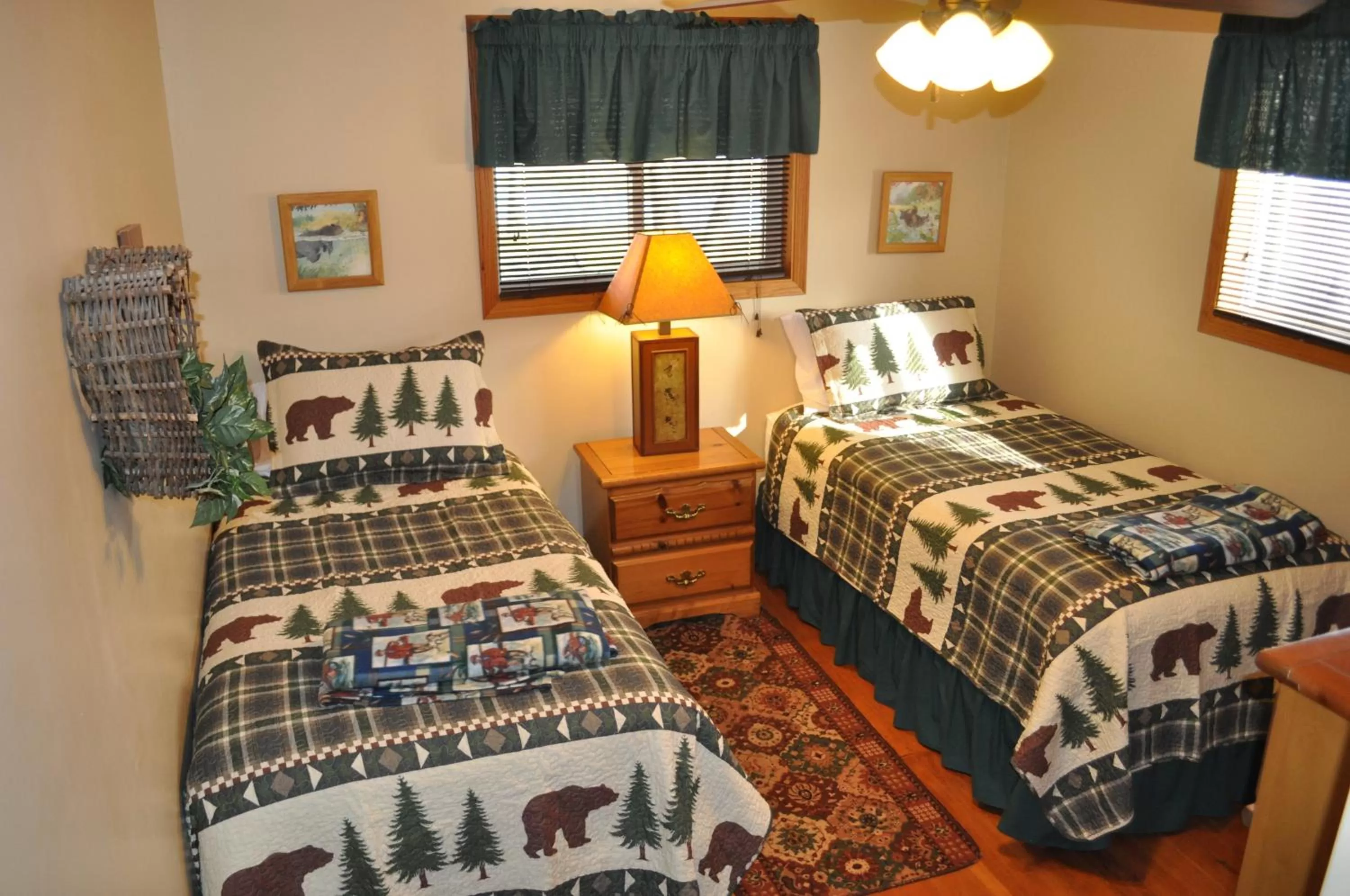 Bedroom, Bed in Rocky Ridge Country Lodge