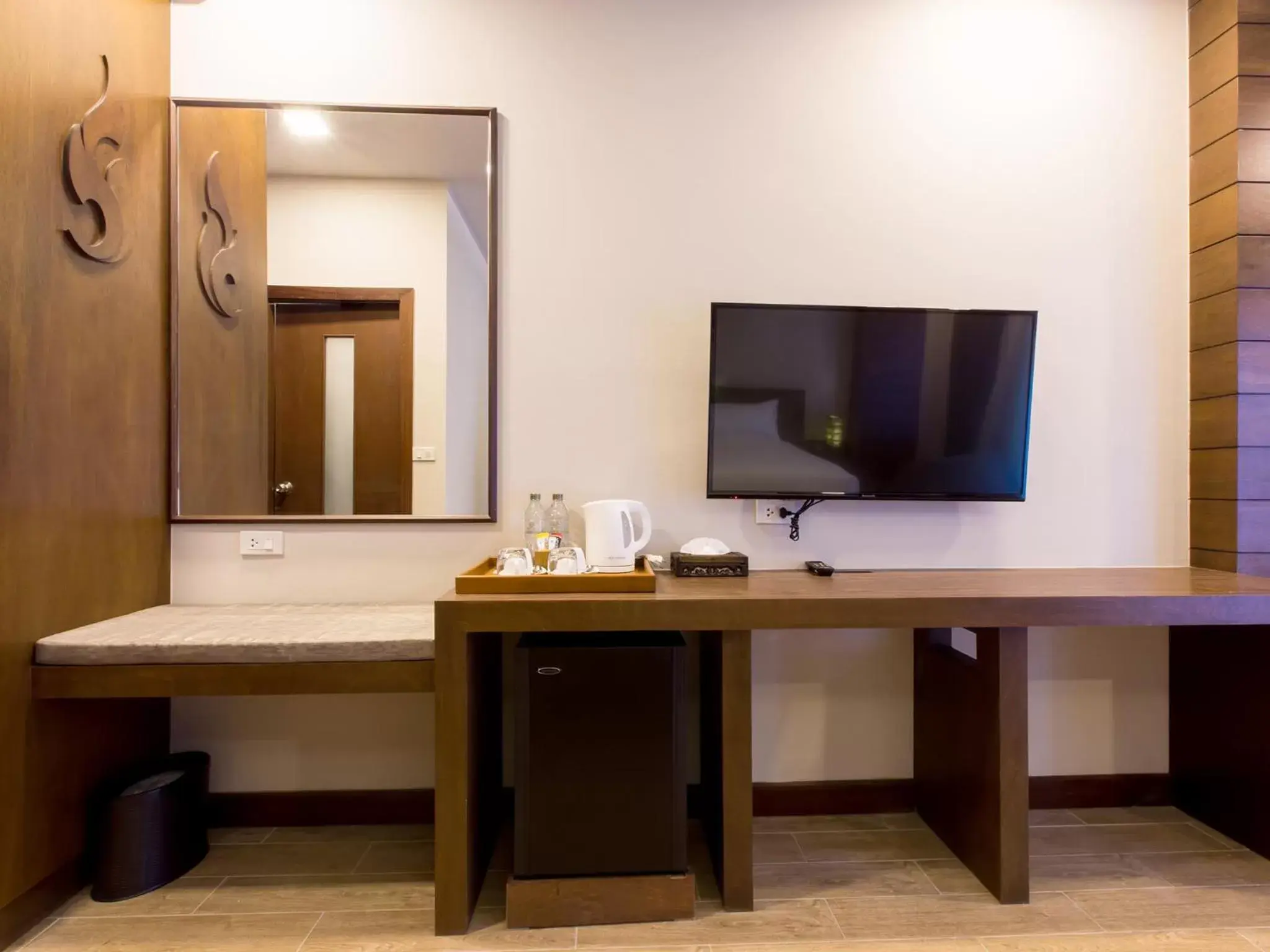 Coffee/tea facilities, TV/Entertainment Center in The Agate Pattaya Boutique Resort