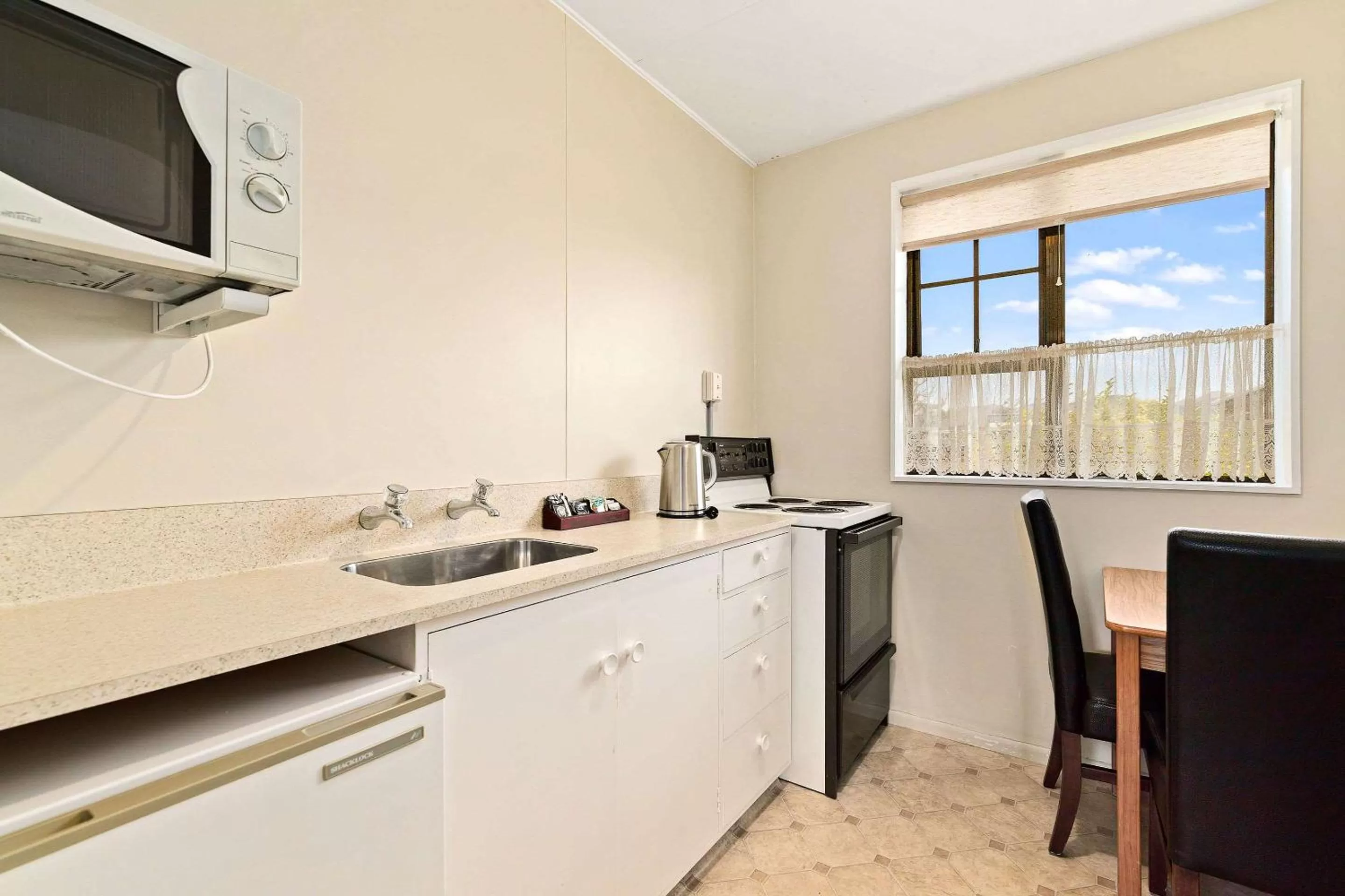 Photo of the whole room in Econo Lodge Canterbury Court Motel