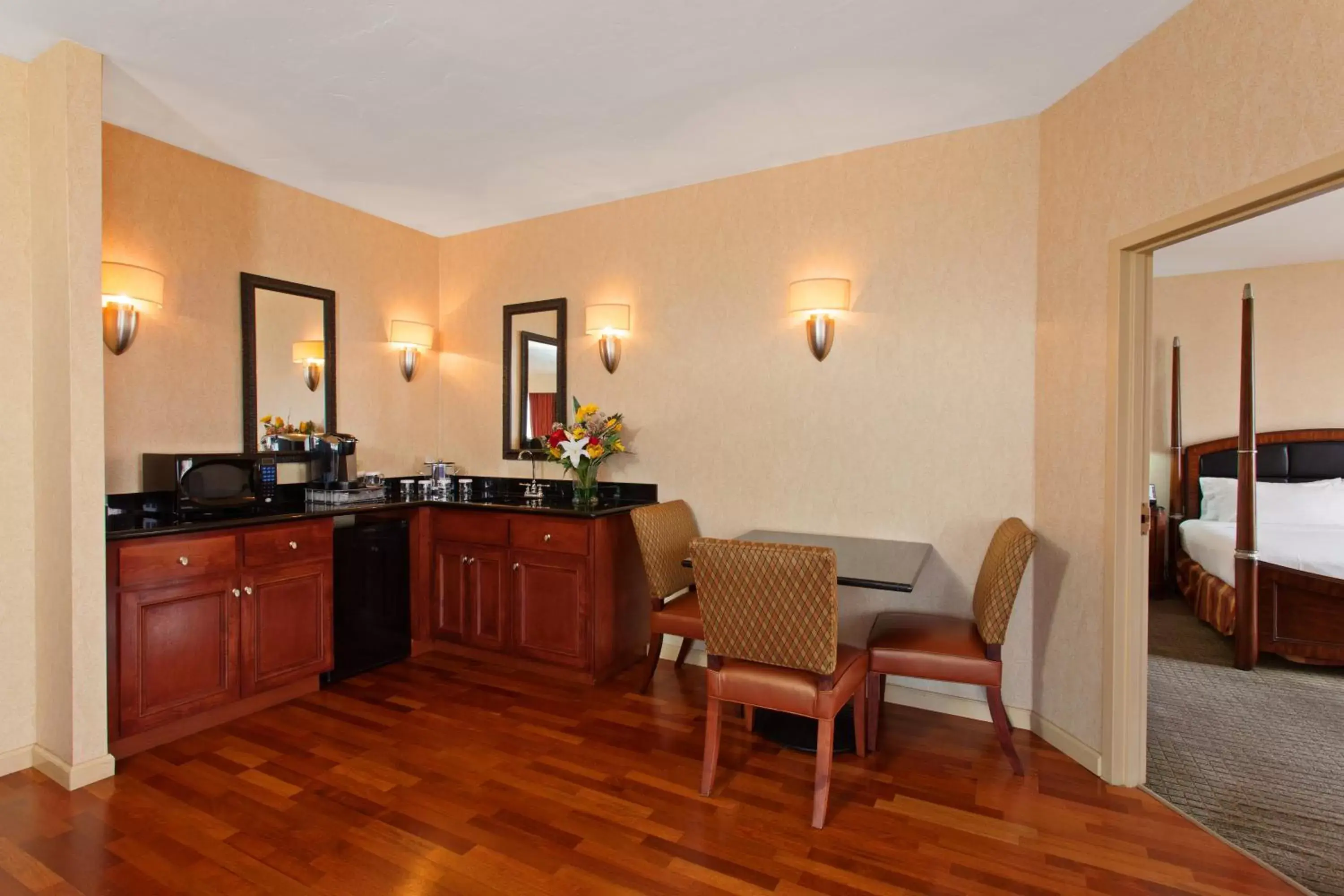 Photo of the whole room, Kitchen/Kitchenette in Holiday Inn Sacramento Downtown-Arena, an IHG Hotel