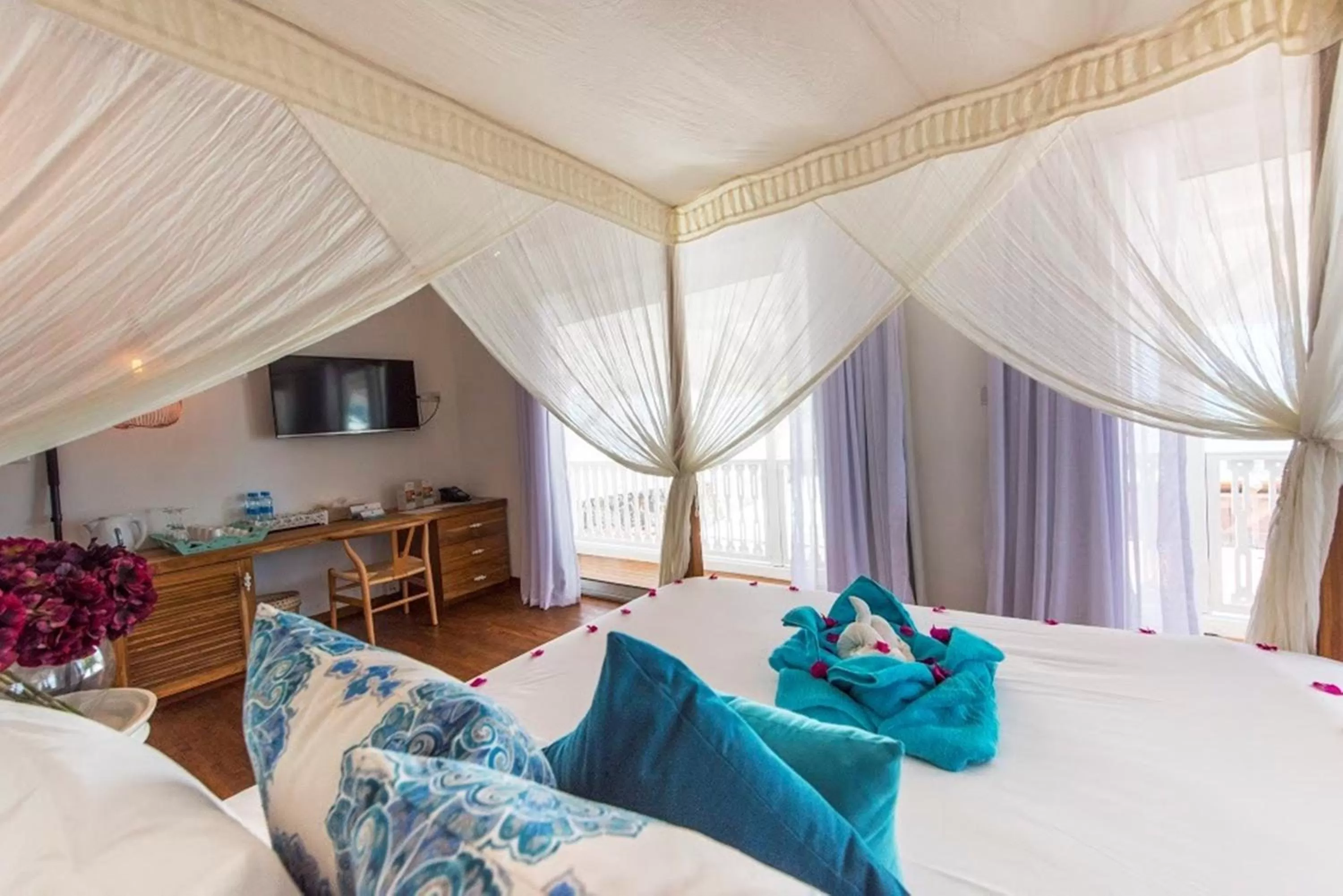 Coffee/tea facilities, Bed in Seapoint Boutique Hotel