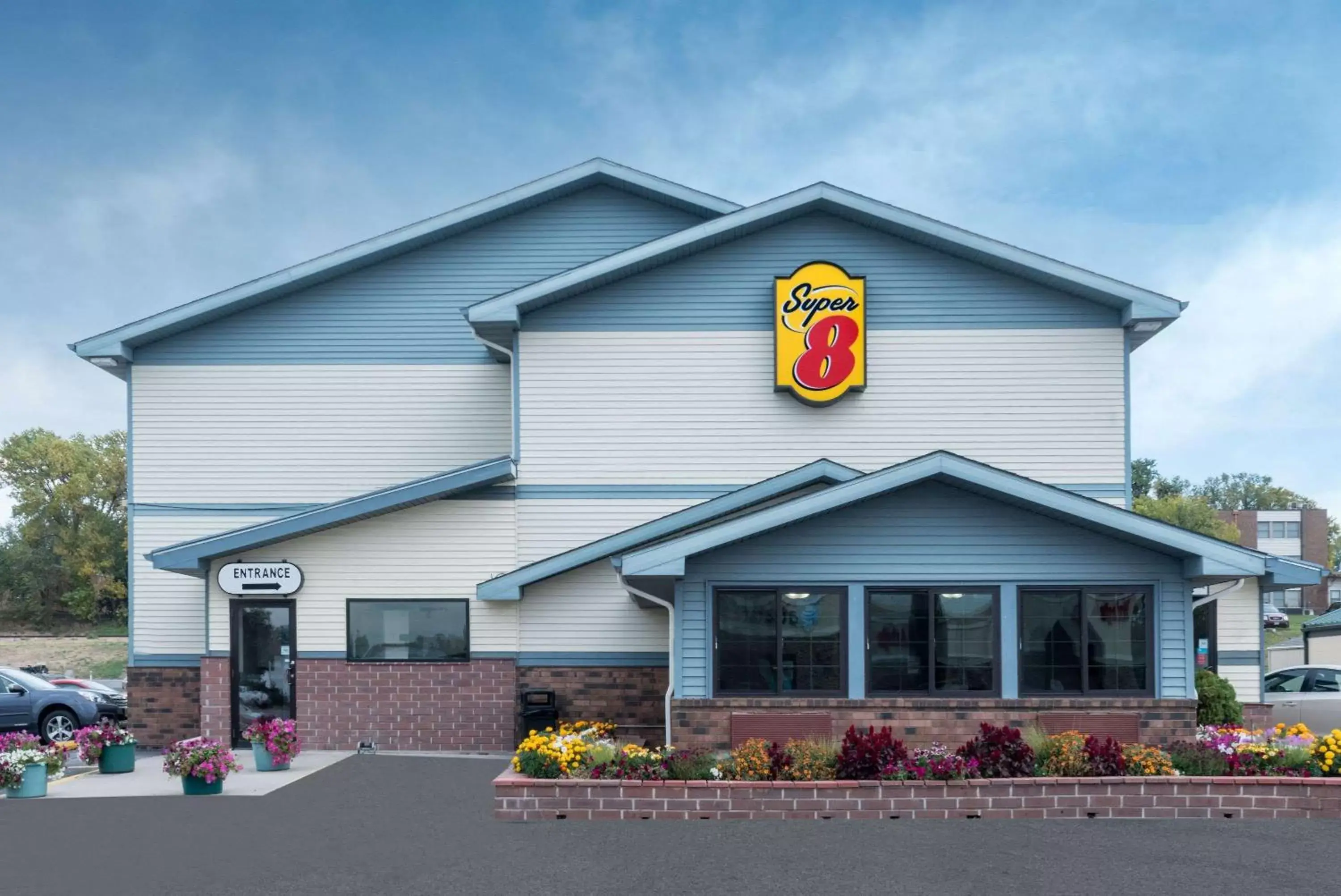 Property building in Super 8 by Wyndham Pierre SD Property building in Super 8 by Wyndham Pierre SD