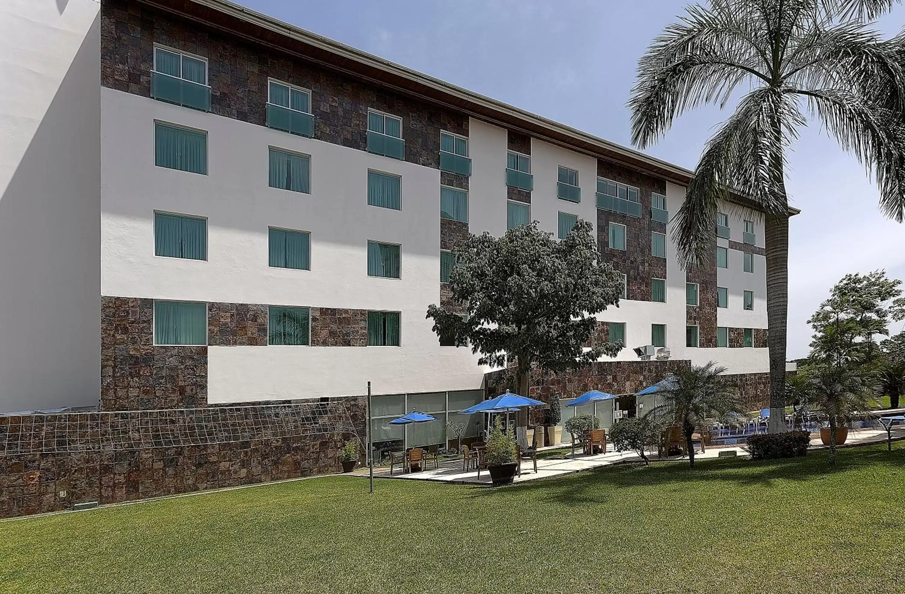 Swimming pool, Property Building in Holiday Inn Express Villahermosa, an IHG Hotel