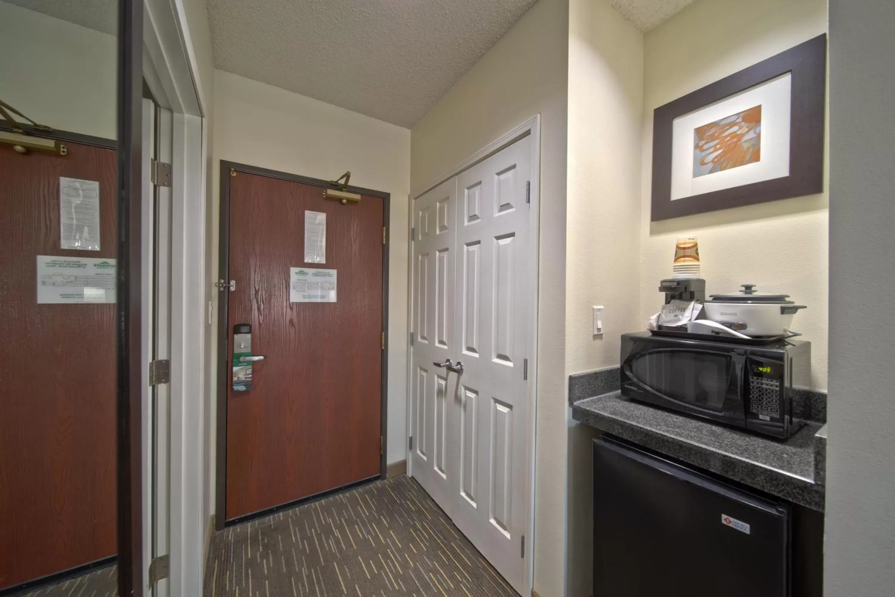 minibar, Kitchen/Kitchenette in Wingate by Wyndham and Williamson Conference Center