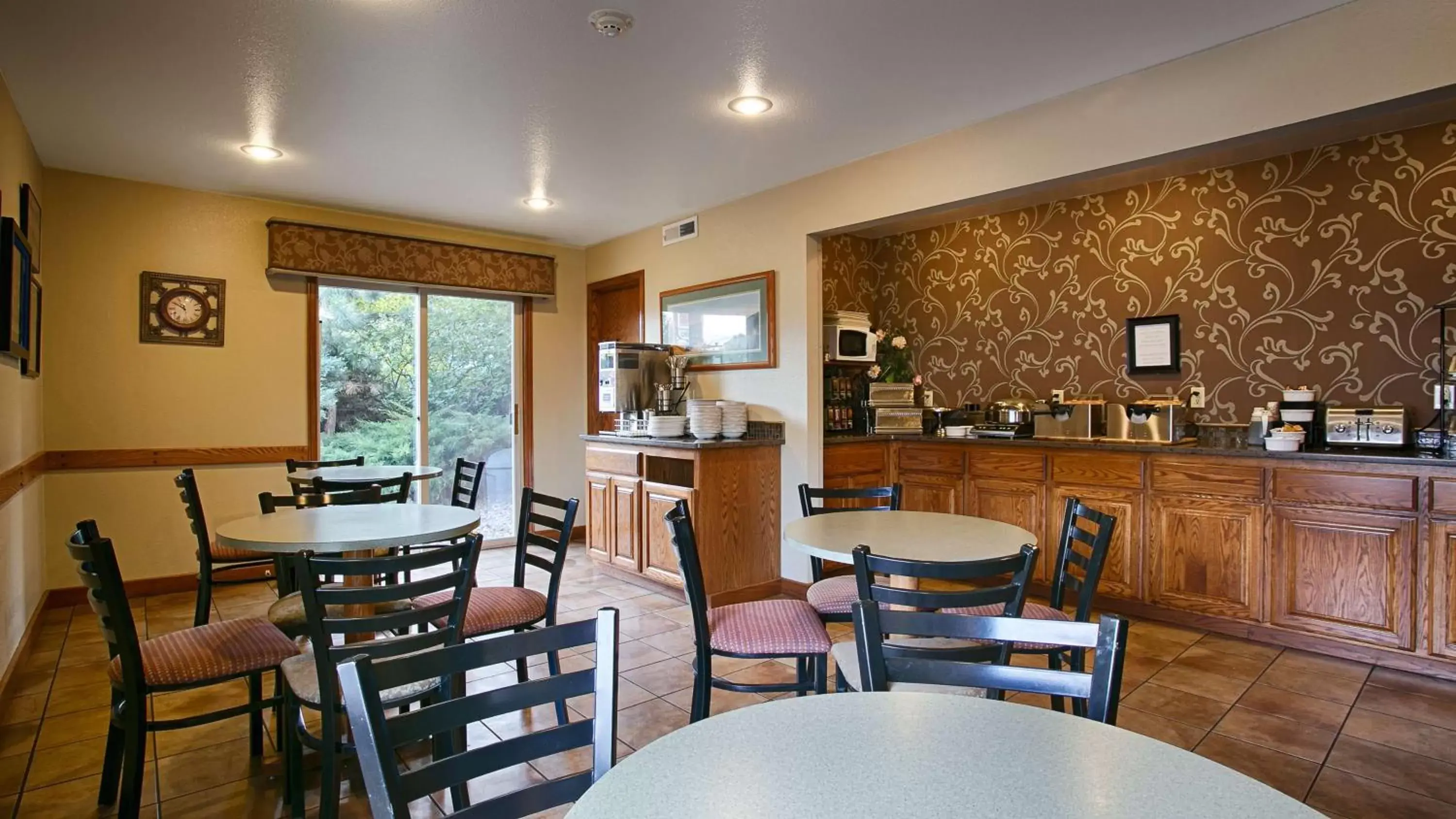 Breakfast, Restaurant/Places to Eat in RiverTree Inn & Suites