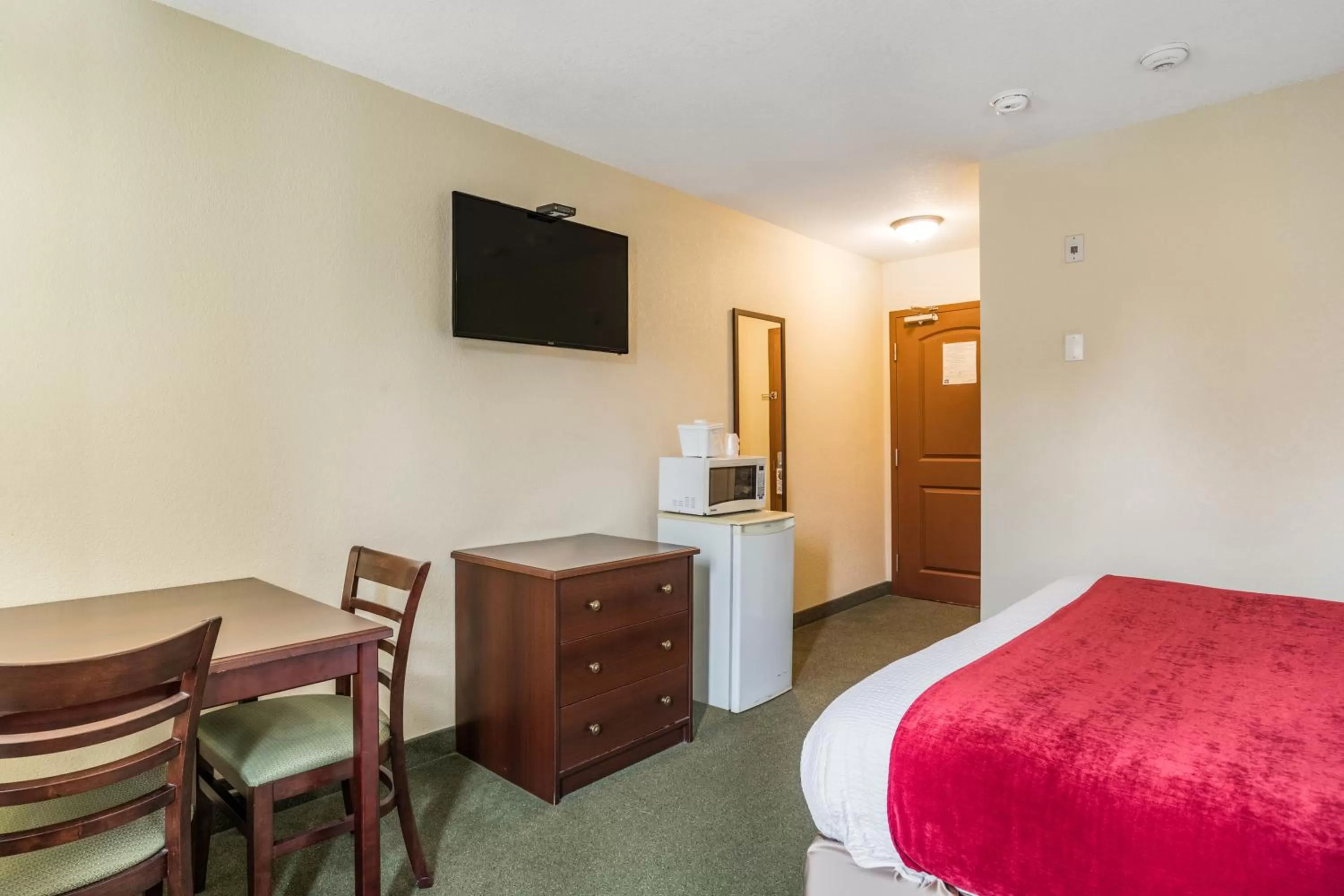 Bed in Knights Inn Orillia