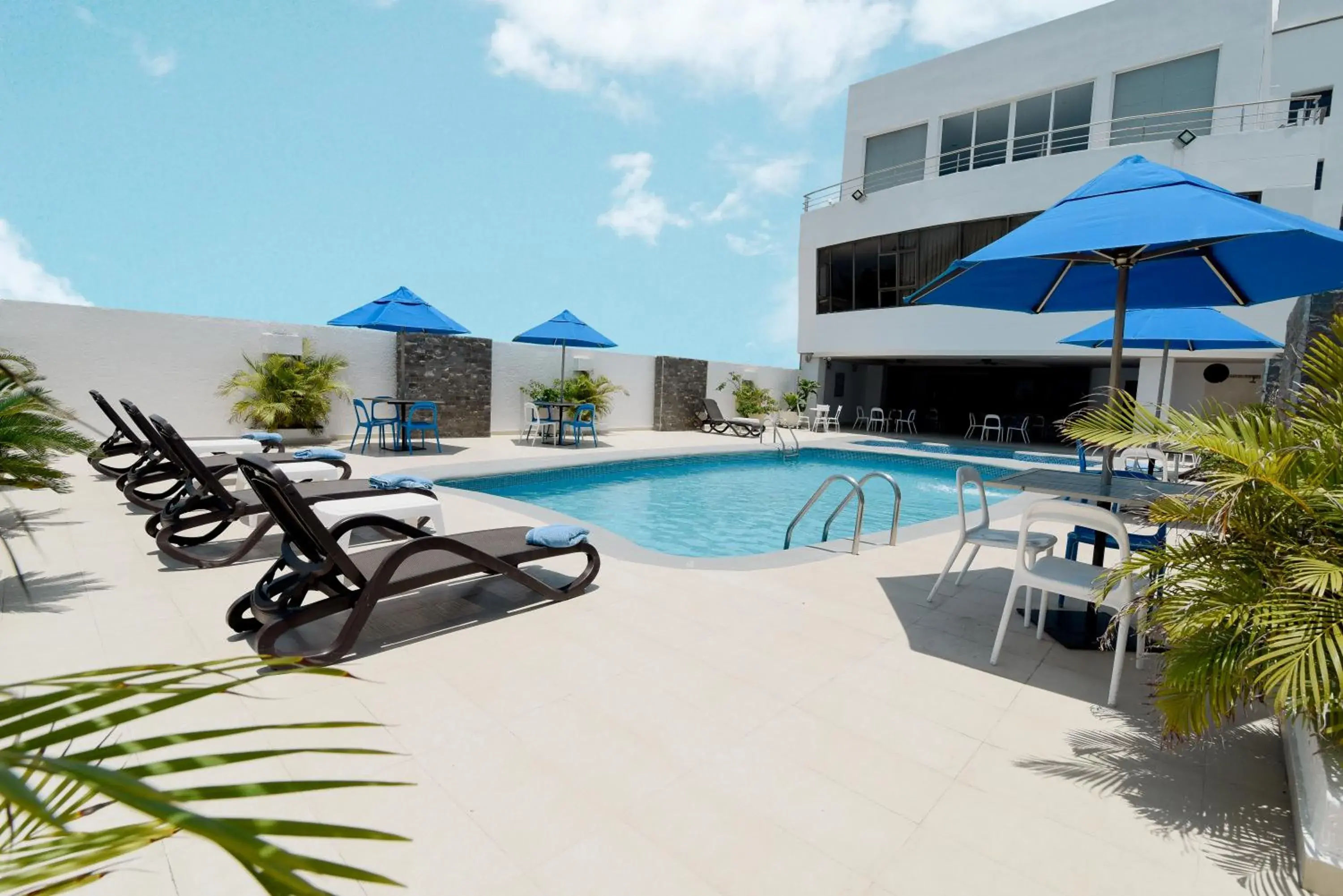 Swimming Pool in Howard Johnson Hotel Versalles Barranquilla