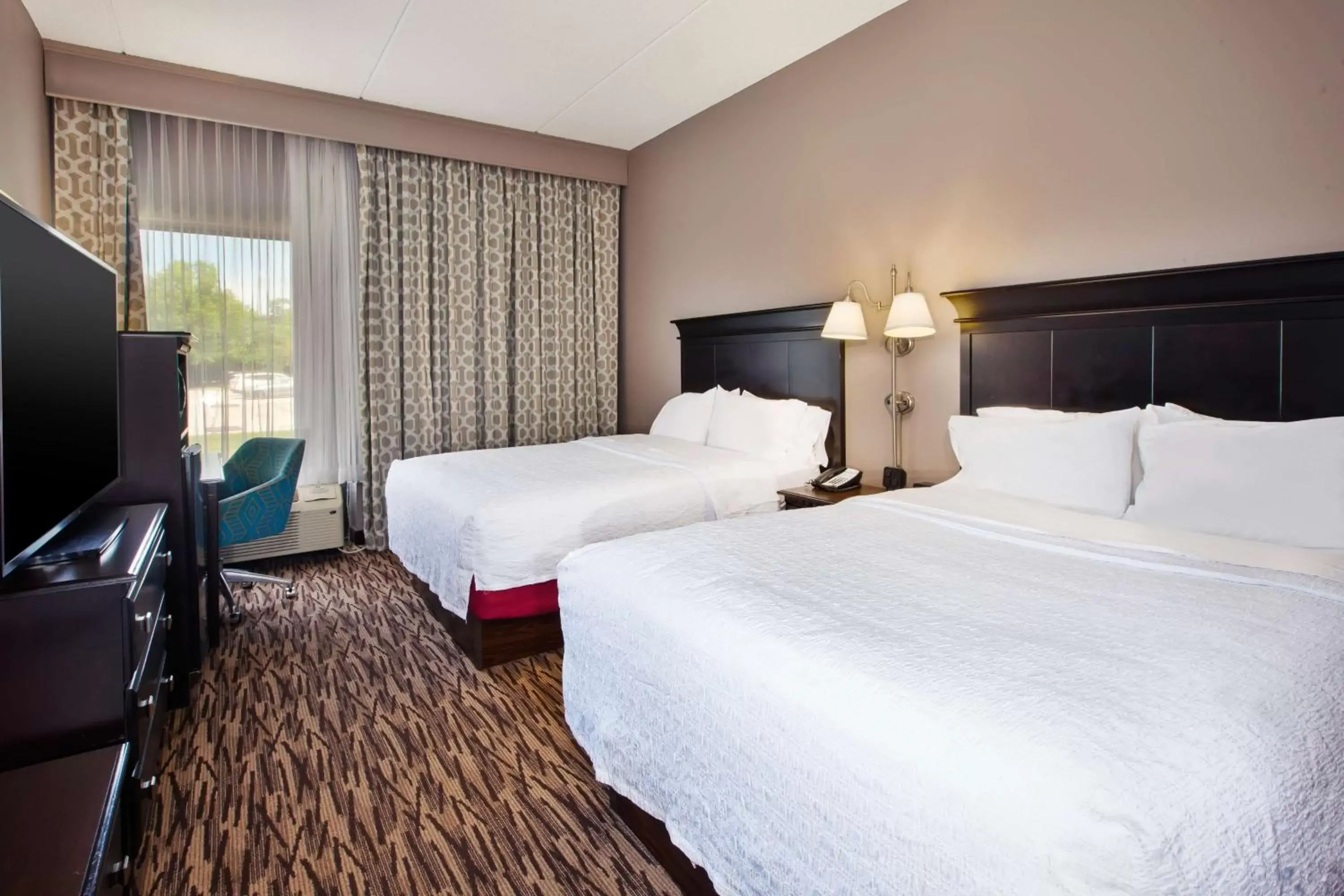 Bed in Hampton Inn & Suites Cleveland-Airport/Middleburg Heights