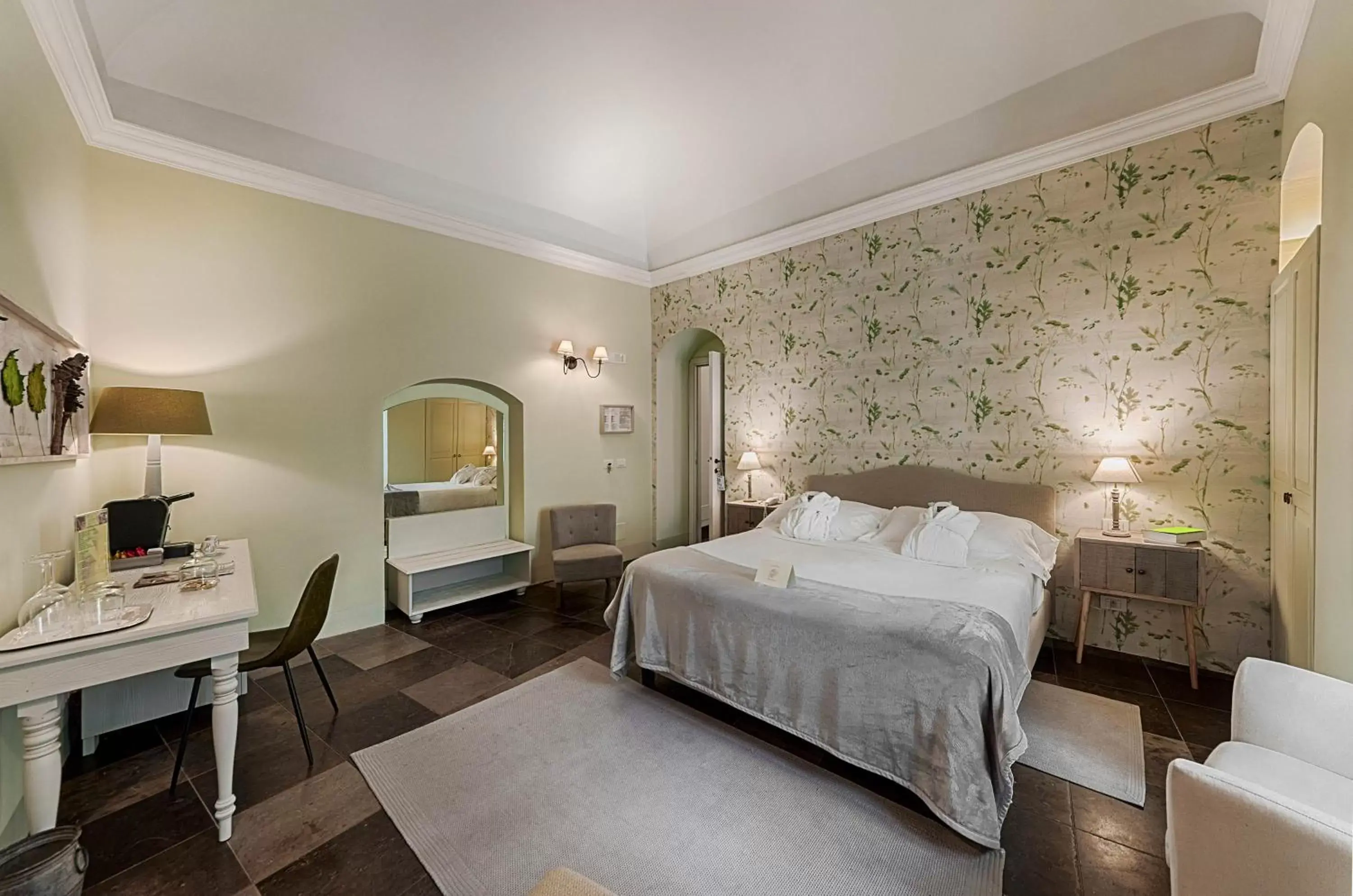 Photo of the whole room, Bed in Relais & Châteaux Locanda Don Serafino