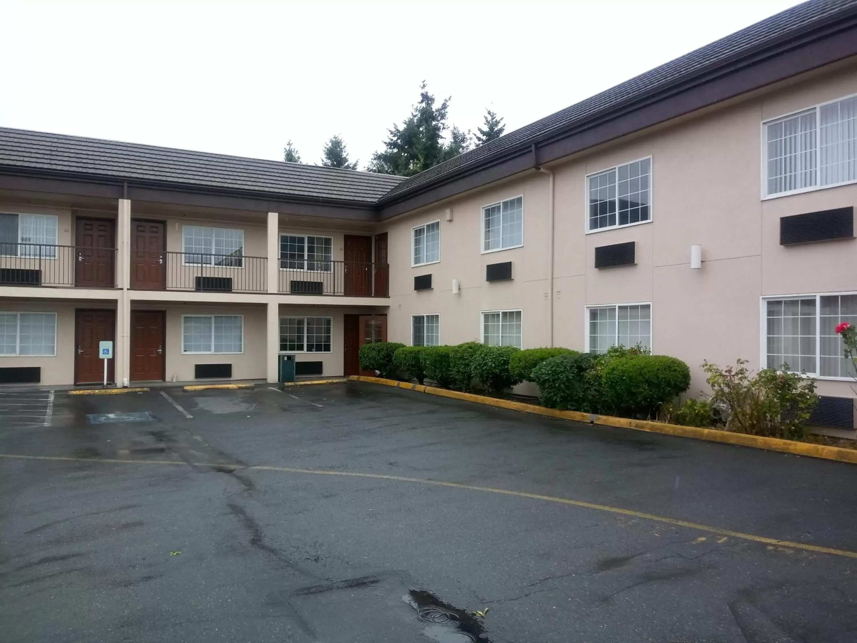 Property building in Super 8 by Wyndham Lynnwood Property building in Super 8 by Wyndham Lynnwood