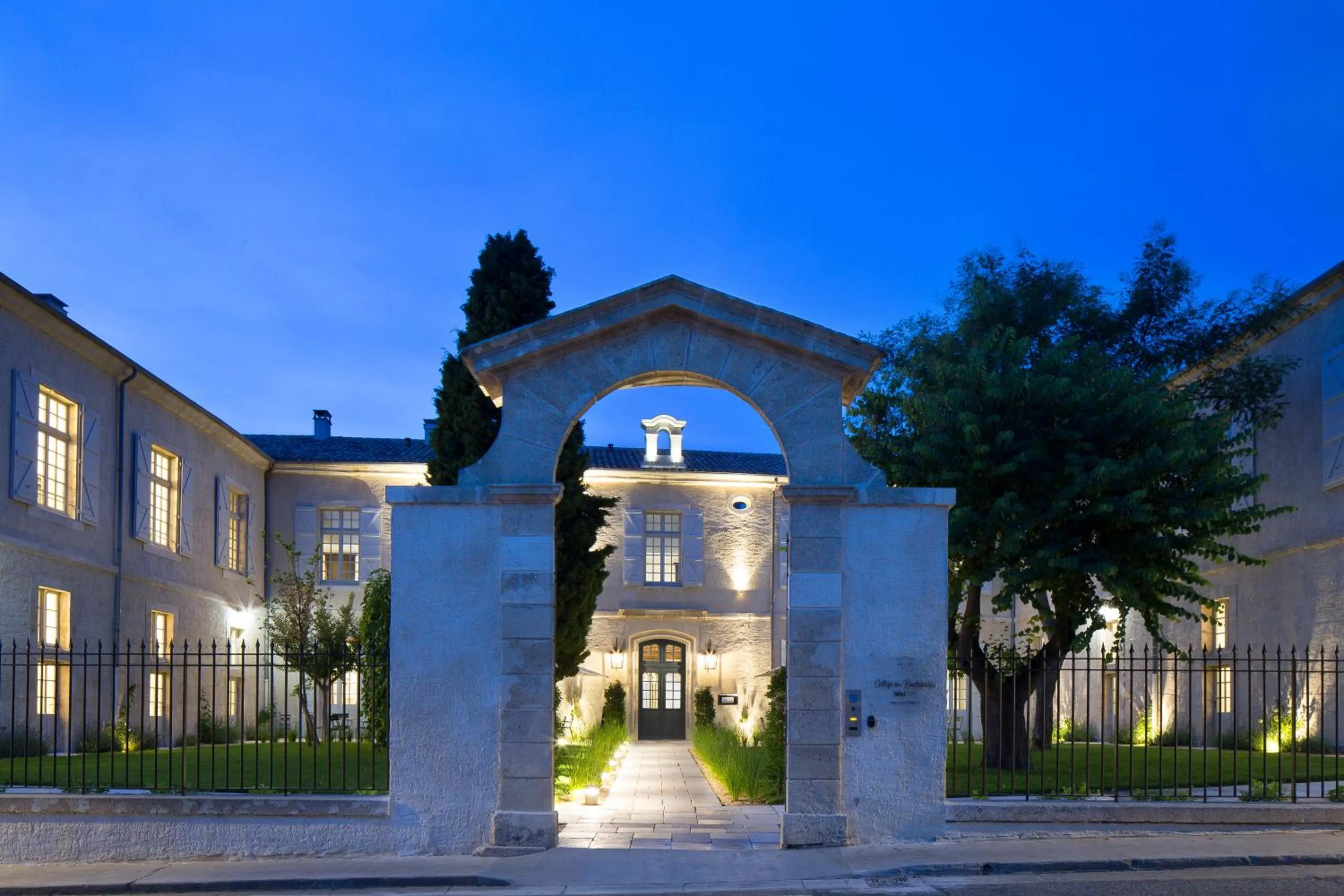 Property building in College des Doctrinaires