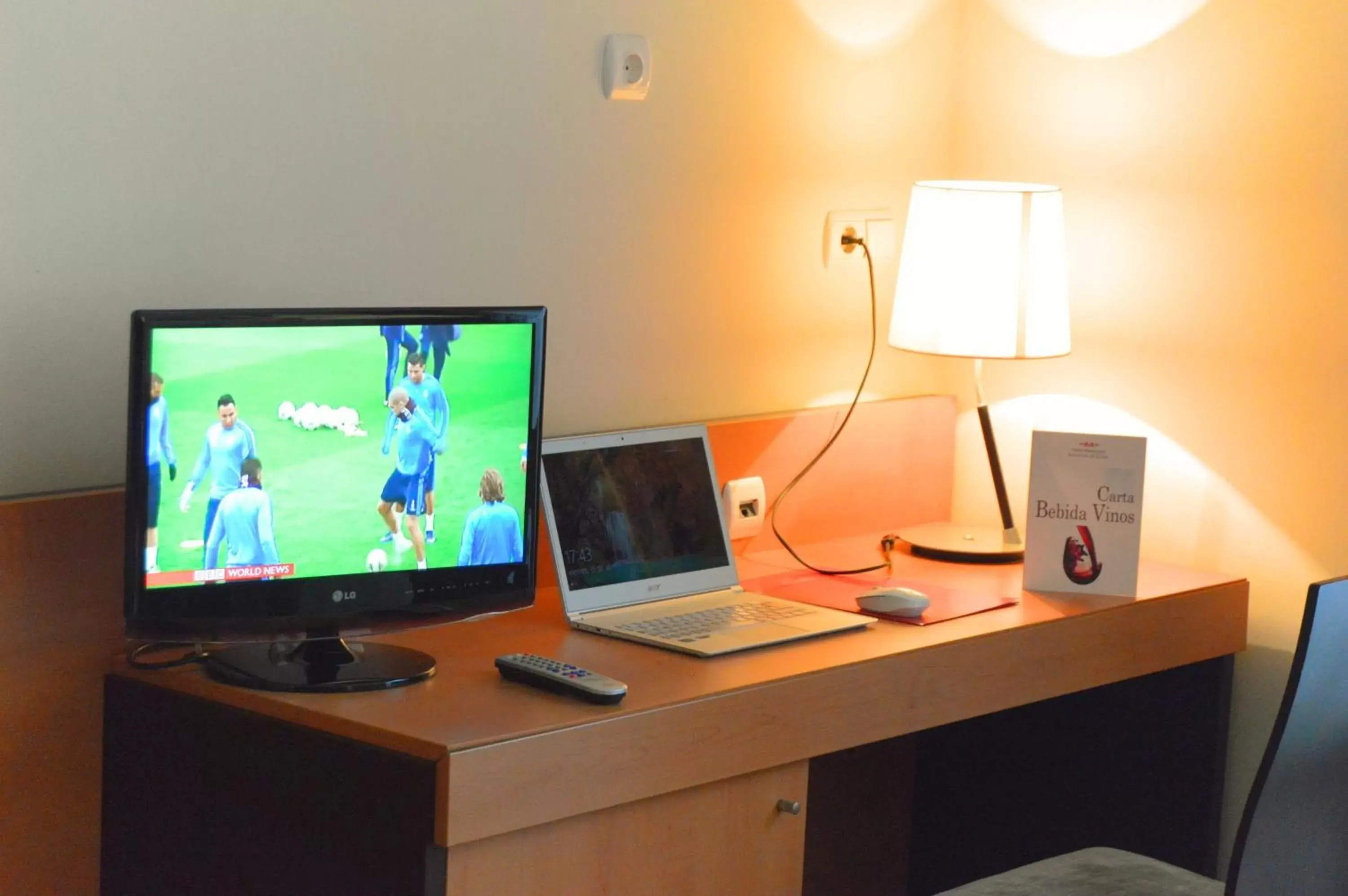 Photo of the whole room, TV/Entertainment Center in FC Infantas de León