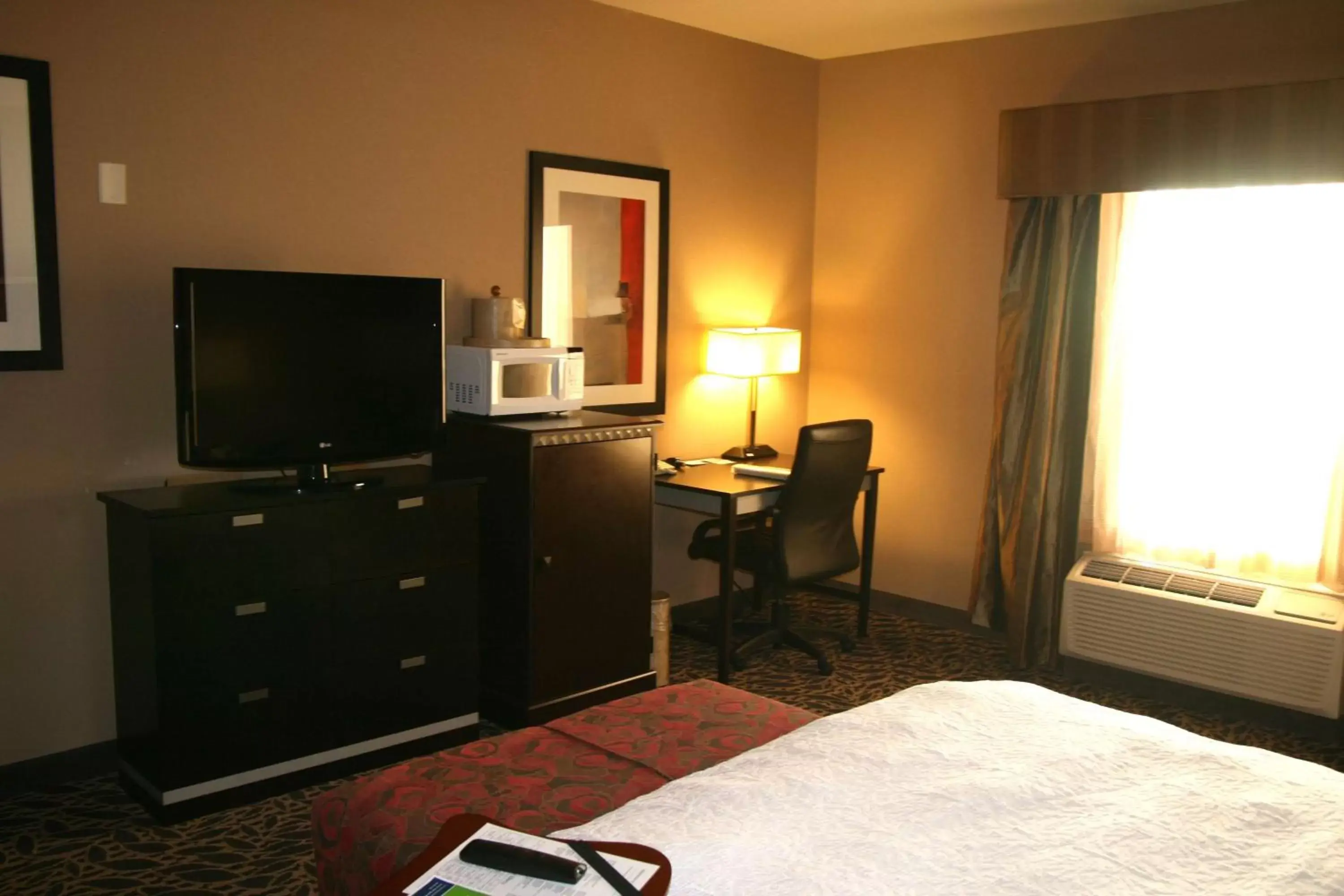 Photo of the whole room, TV/Entertainment Center in Hampton Inn & Suites Bay City