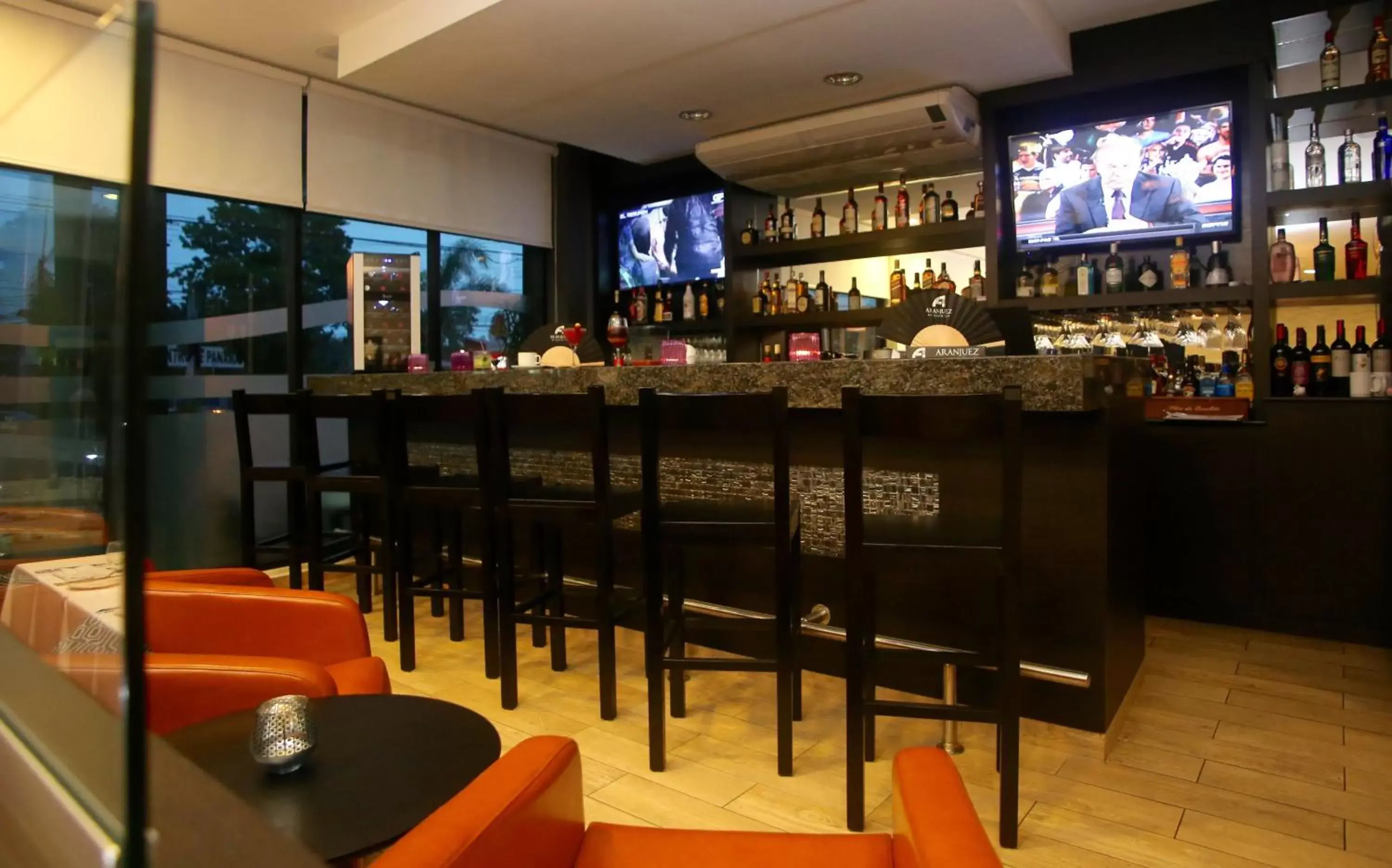 Lounge or bar, Restaurant/Places to Eat in Aranjuez Hotel & Suites