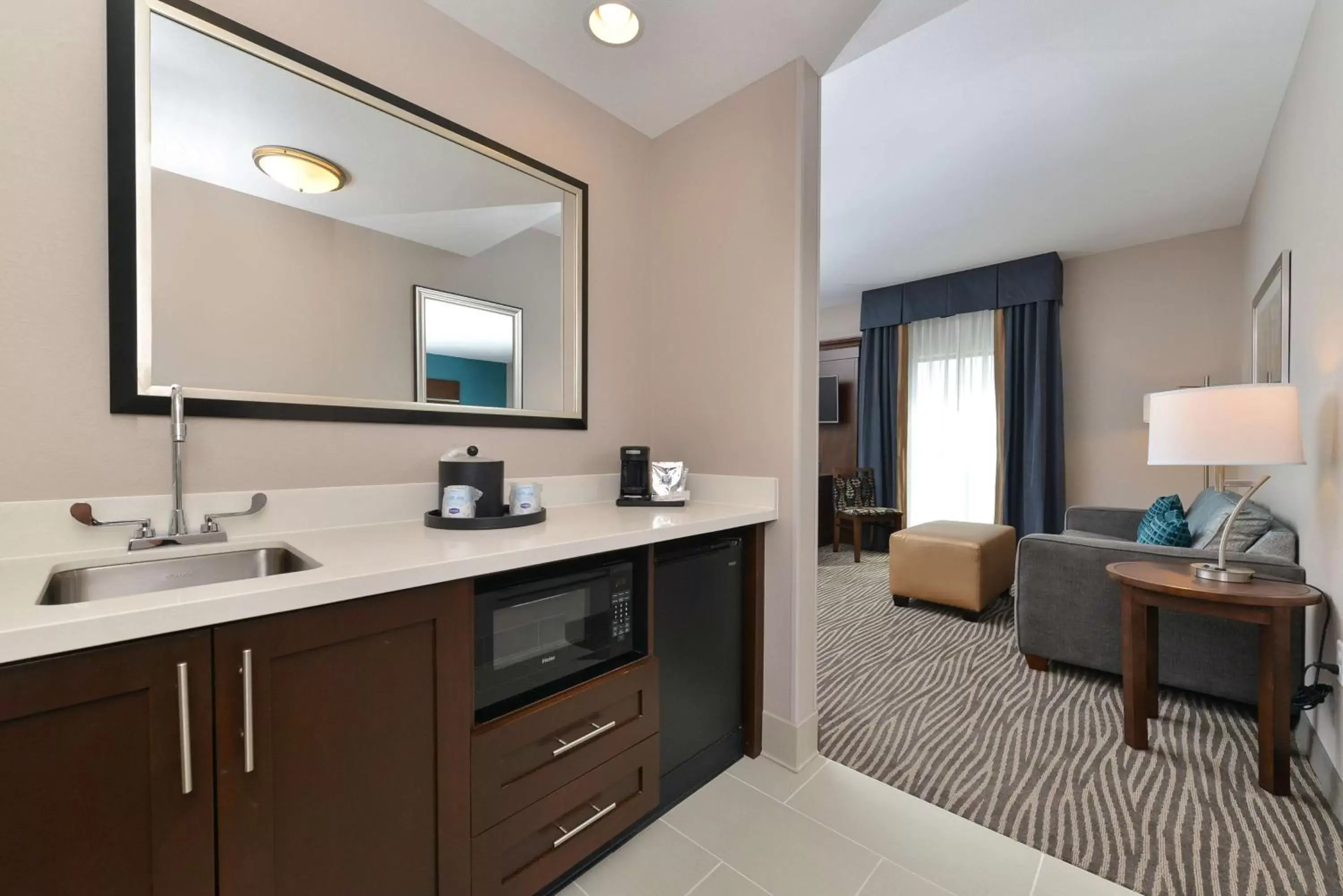 Kitchen or kitchenette, Bathroom in Hampton Inn & Suites Des Moines Downtown