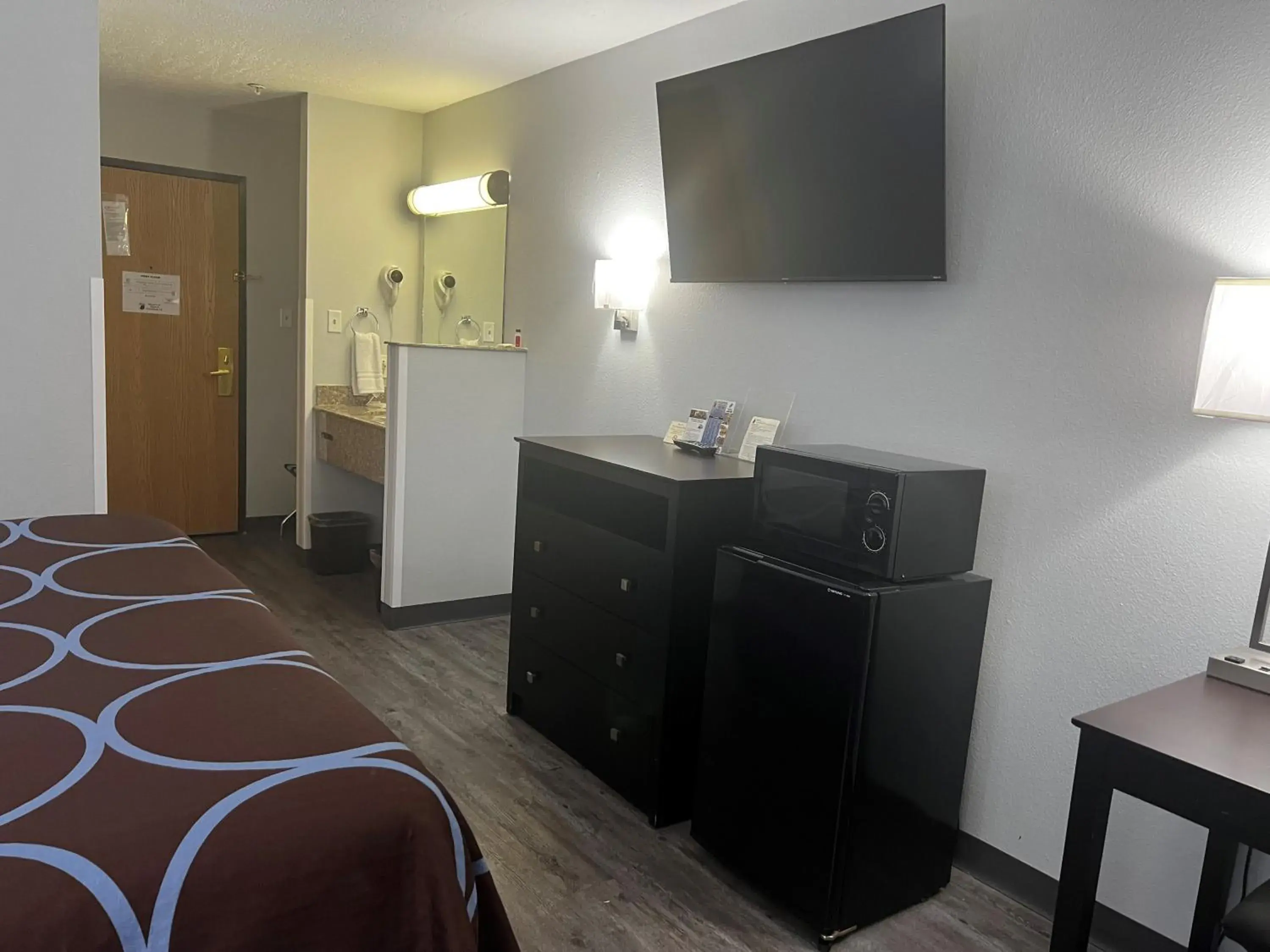 Photo of the whole room, Bed in Super 8 by Wyndham Cleveland TX Photo of the whole room, Bed in Super 8 by Wyndham Cleveland TX