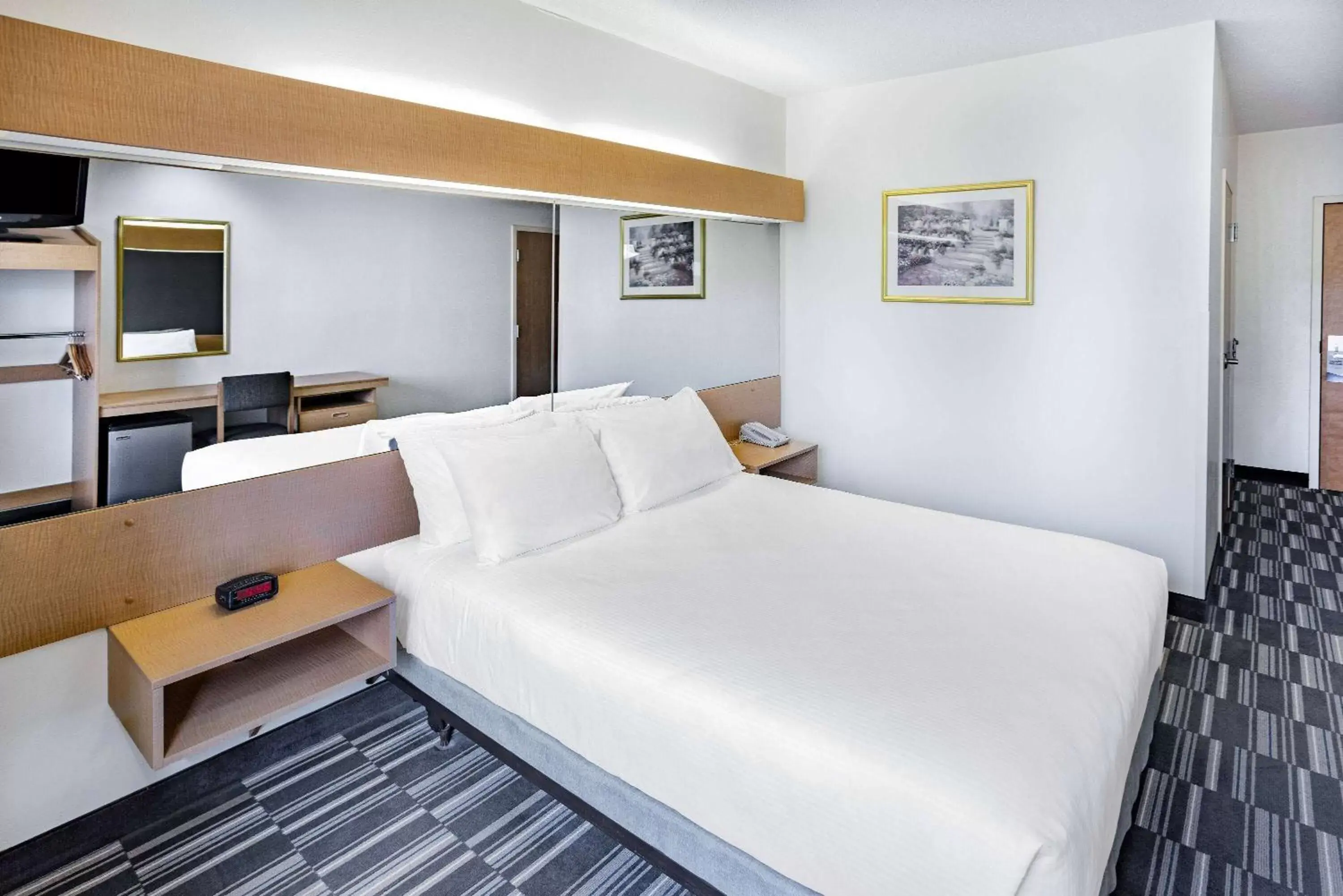 Photo of the whole room, Bed in Microtel Inn & Suites by Wyndham Plattsburgh Photo of the whole room, Bed in Microtel Inn & Suites by Wyndham Plattsburgh