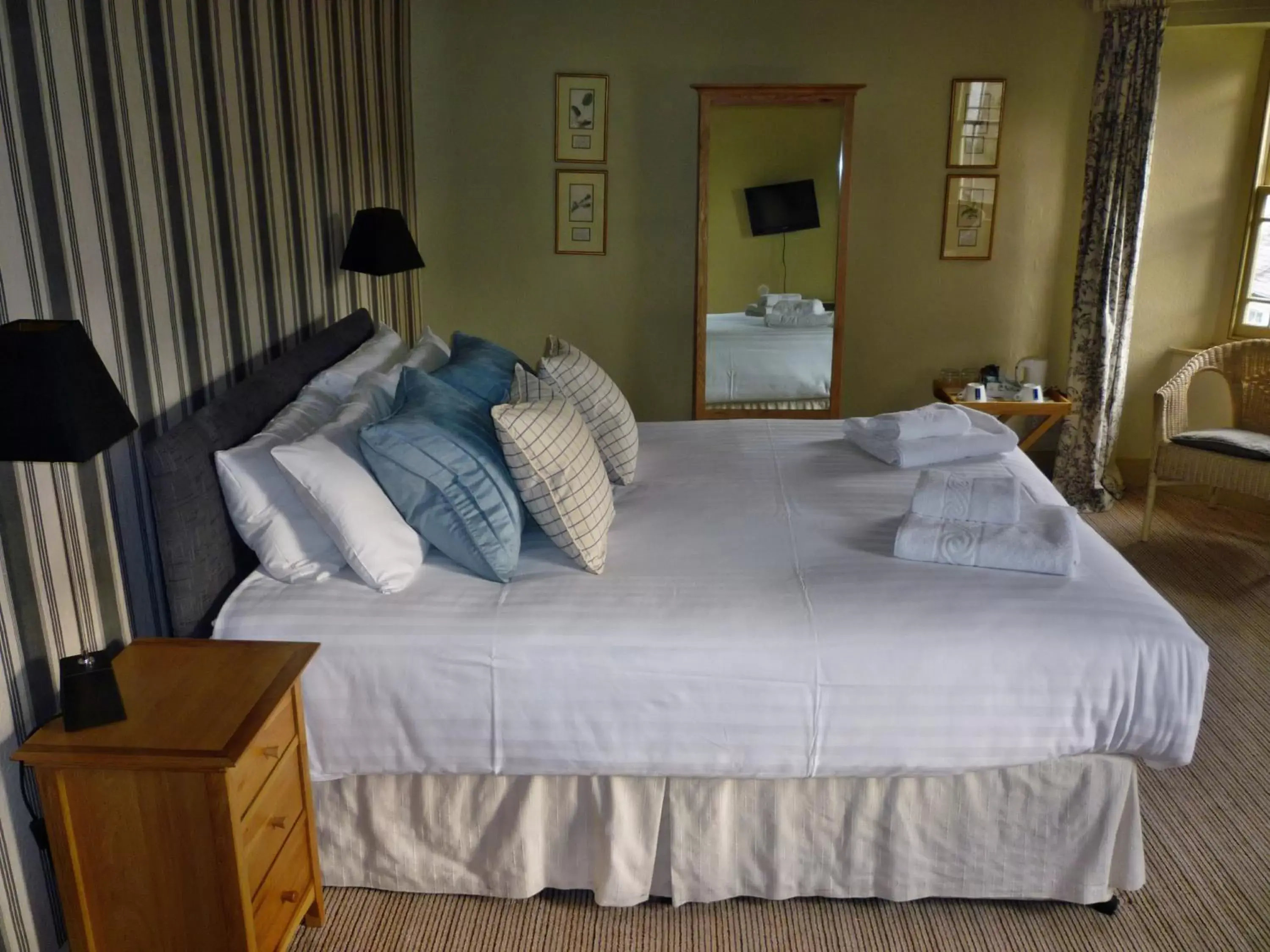 Photo of the whole room, Bed in Royal Oak Inn