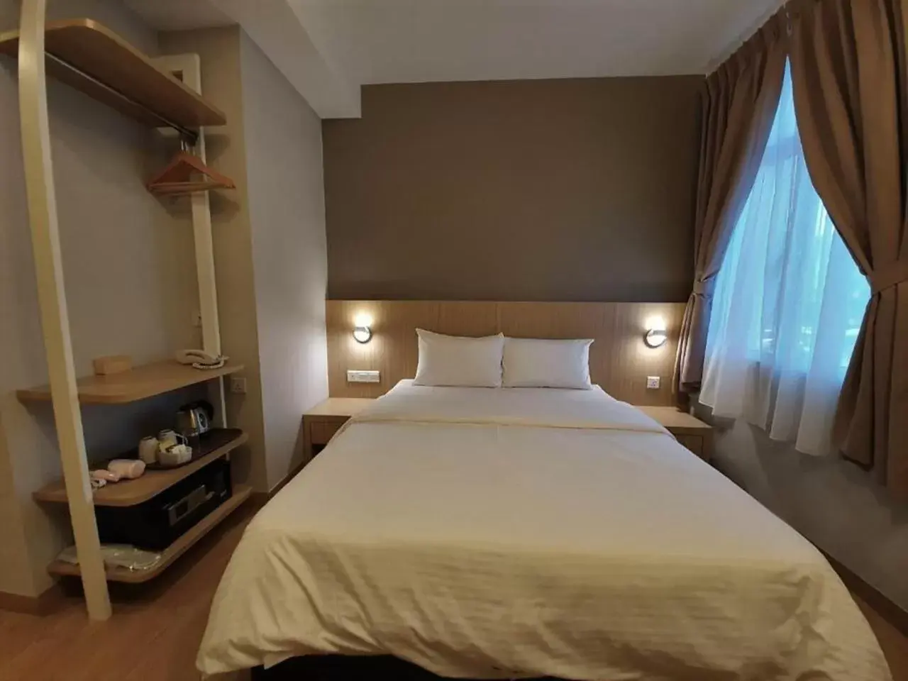 Bed in Walk In Hotel Bed in Walk In Hotel