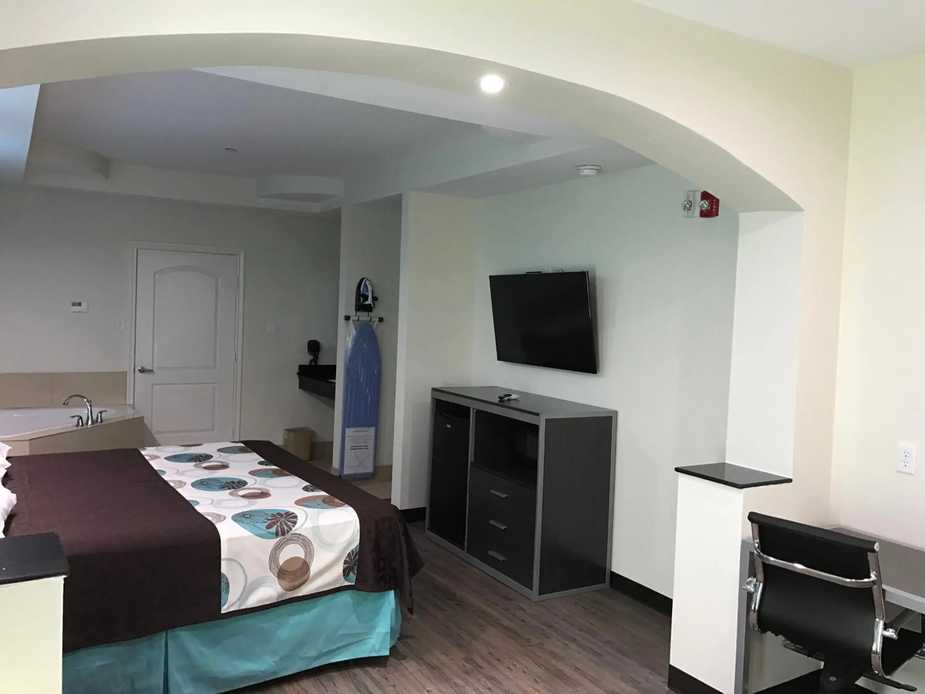 Decorative detail, Room Photo in Americas Best Value Inn & Suites Spring Houston N