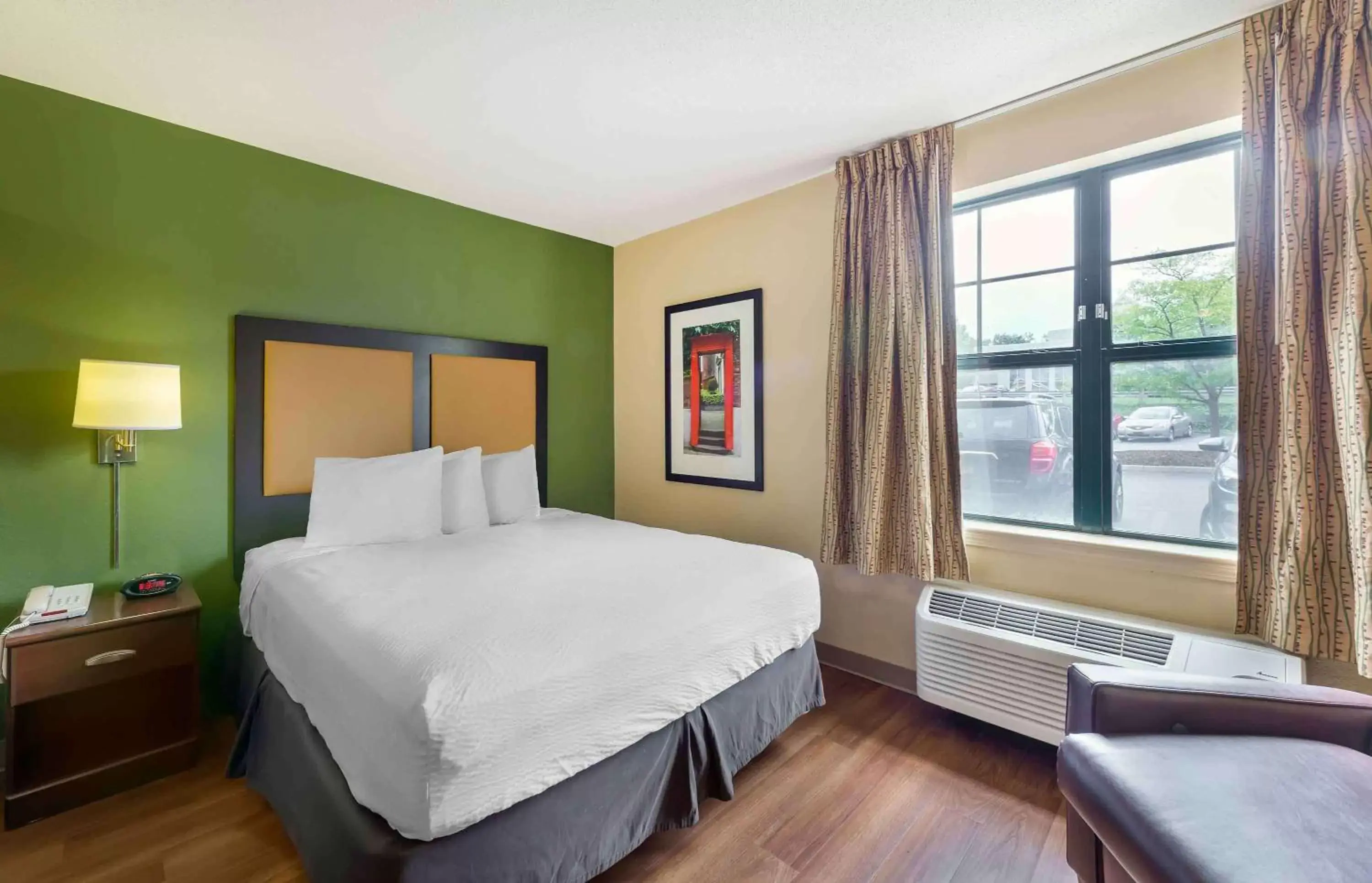 Bedroom, Bed in Extended Stay America Select Suites - Chicago - Naperville - West