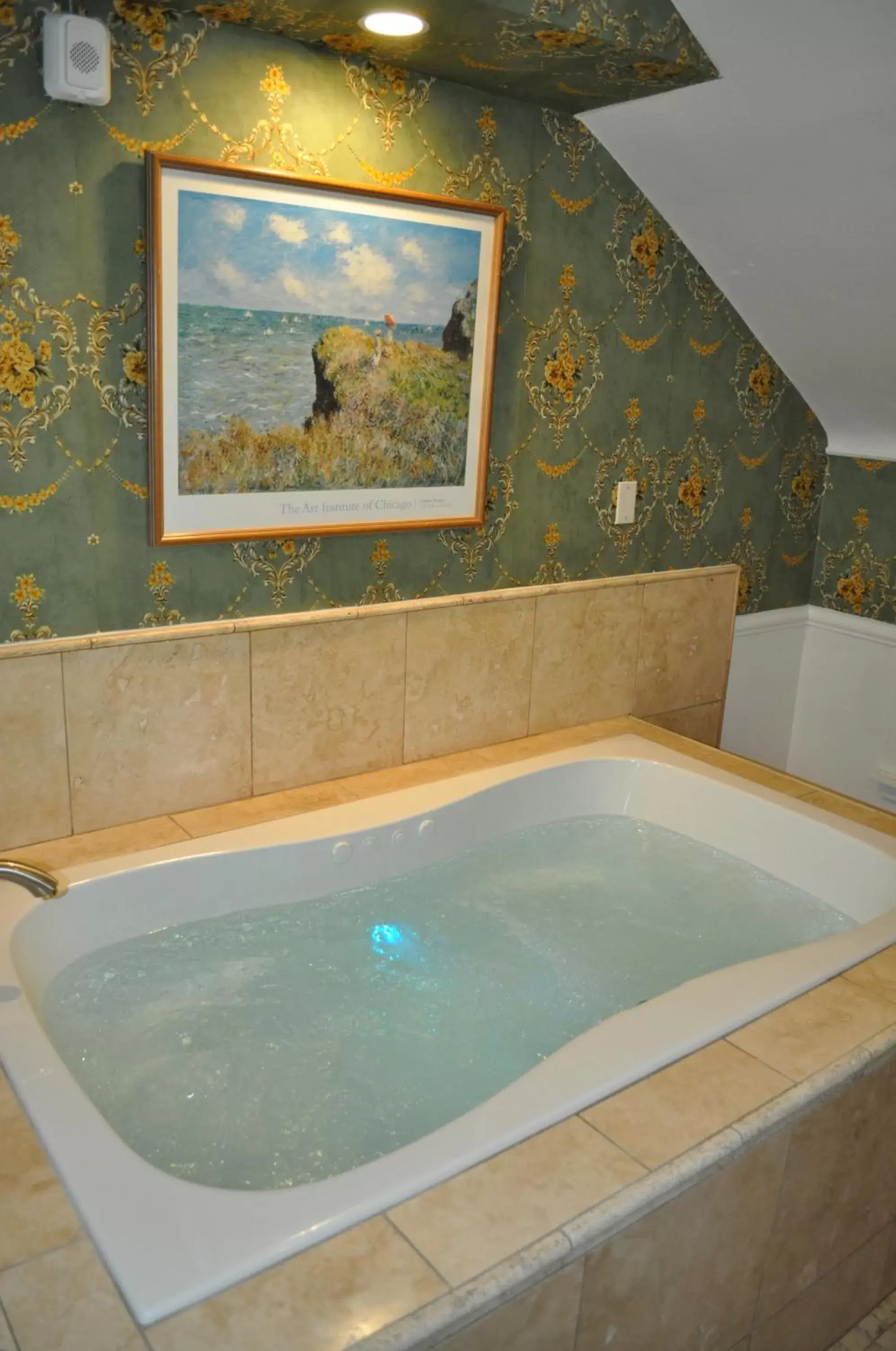 Bath, Swimming Pool in Heber Senator Bed and Breakfast