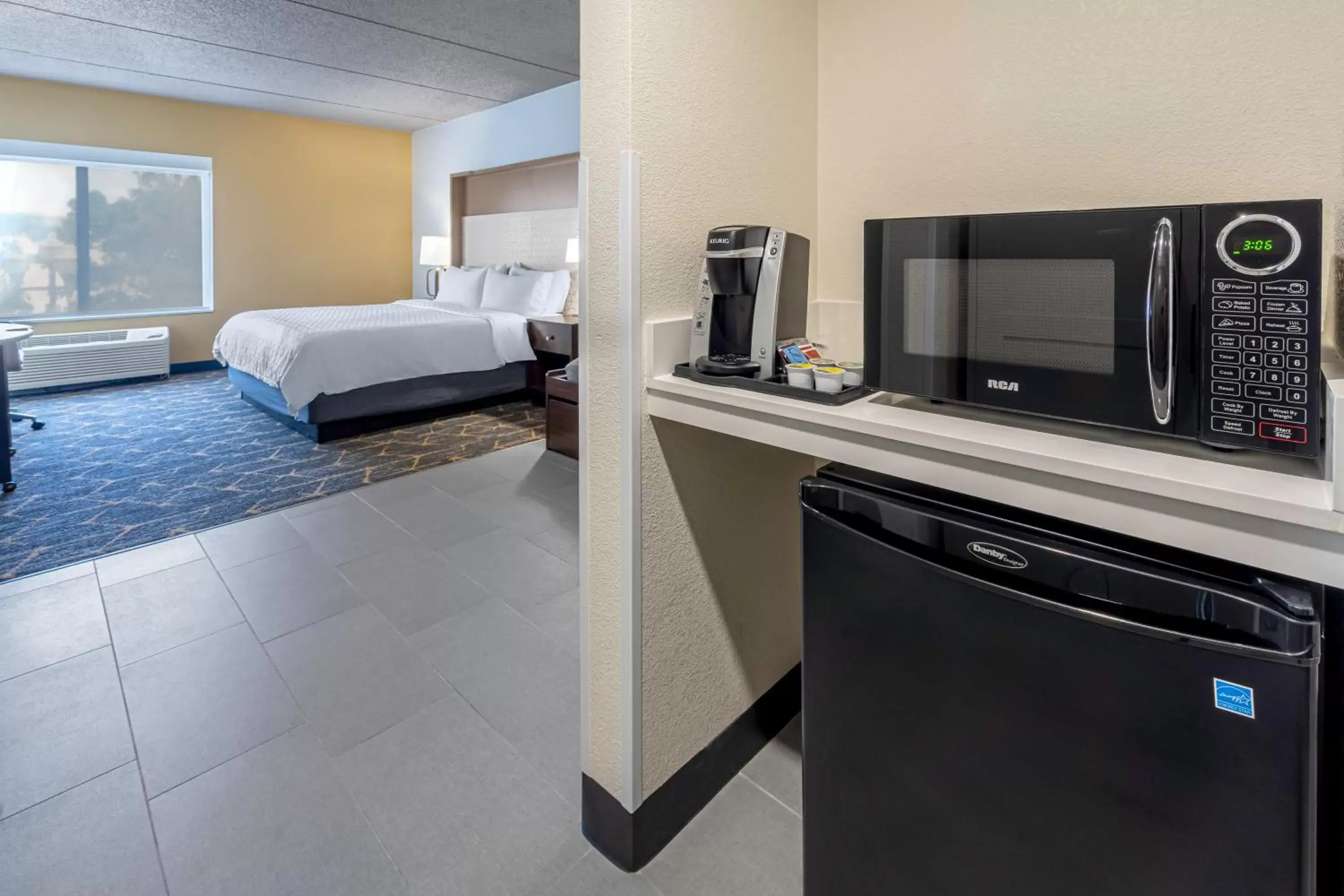 Photo of the whole room, Kitchen/Kitchenette in Holiday Inn Hotel & Suites Wausau-Rothschild, an IHG Hotel