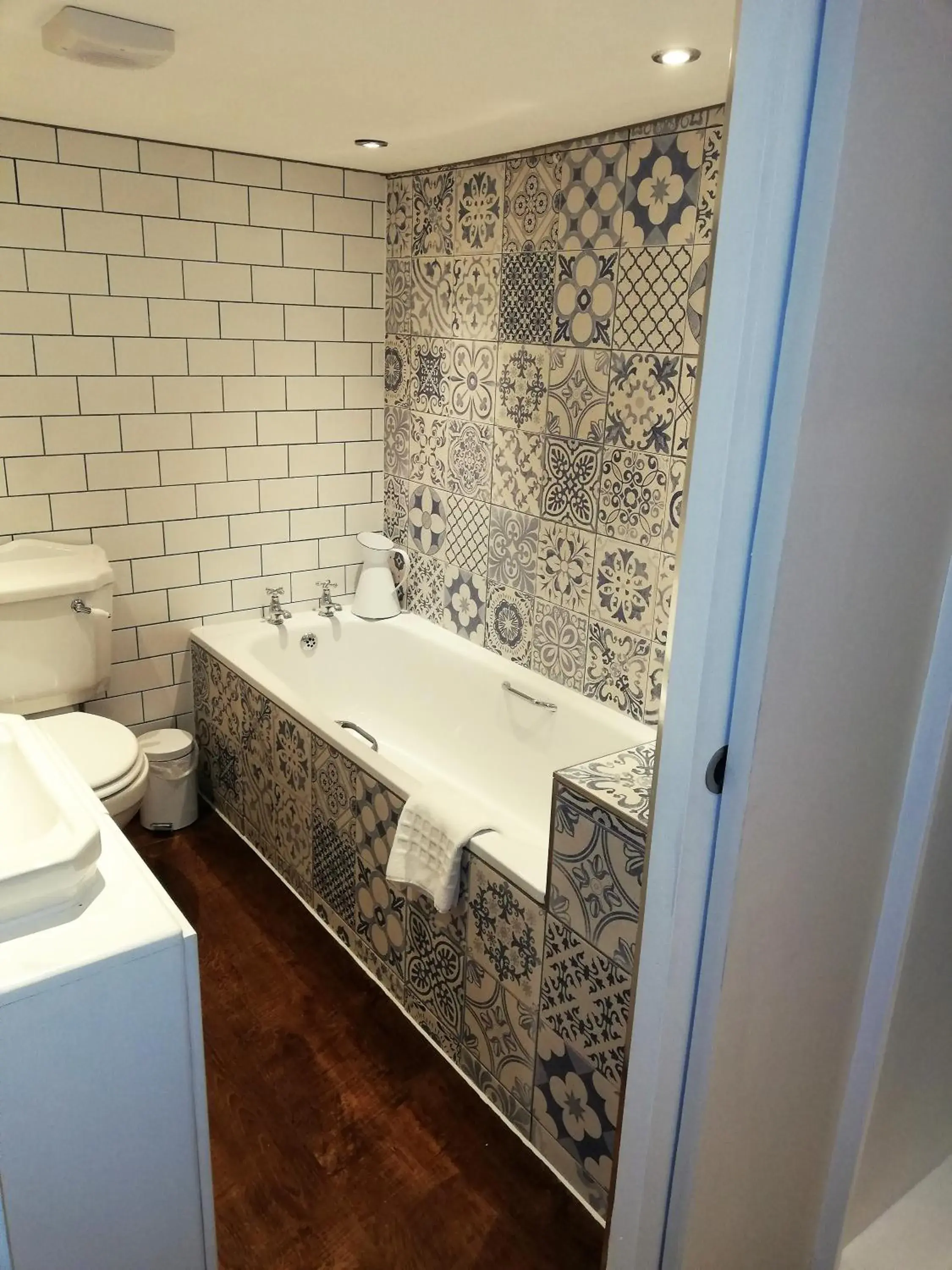 Bathroom in Norfolk Arms Hotel