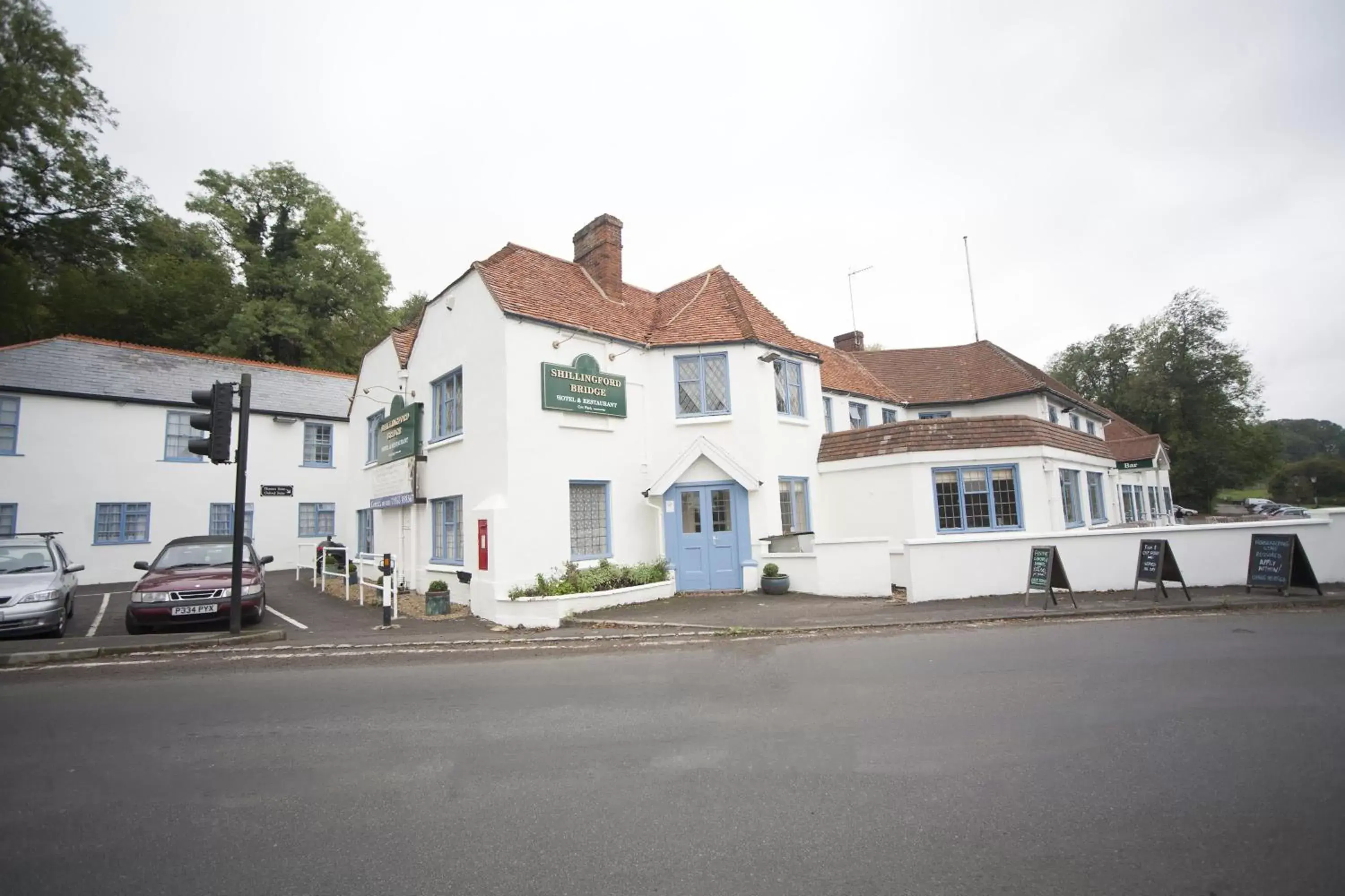 Facade/entrance, Property Building in Shillingford Bridge Hotel