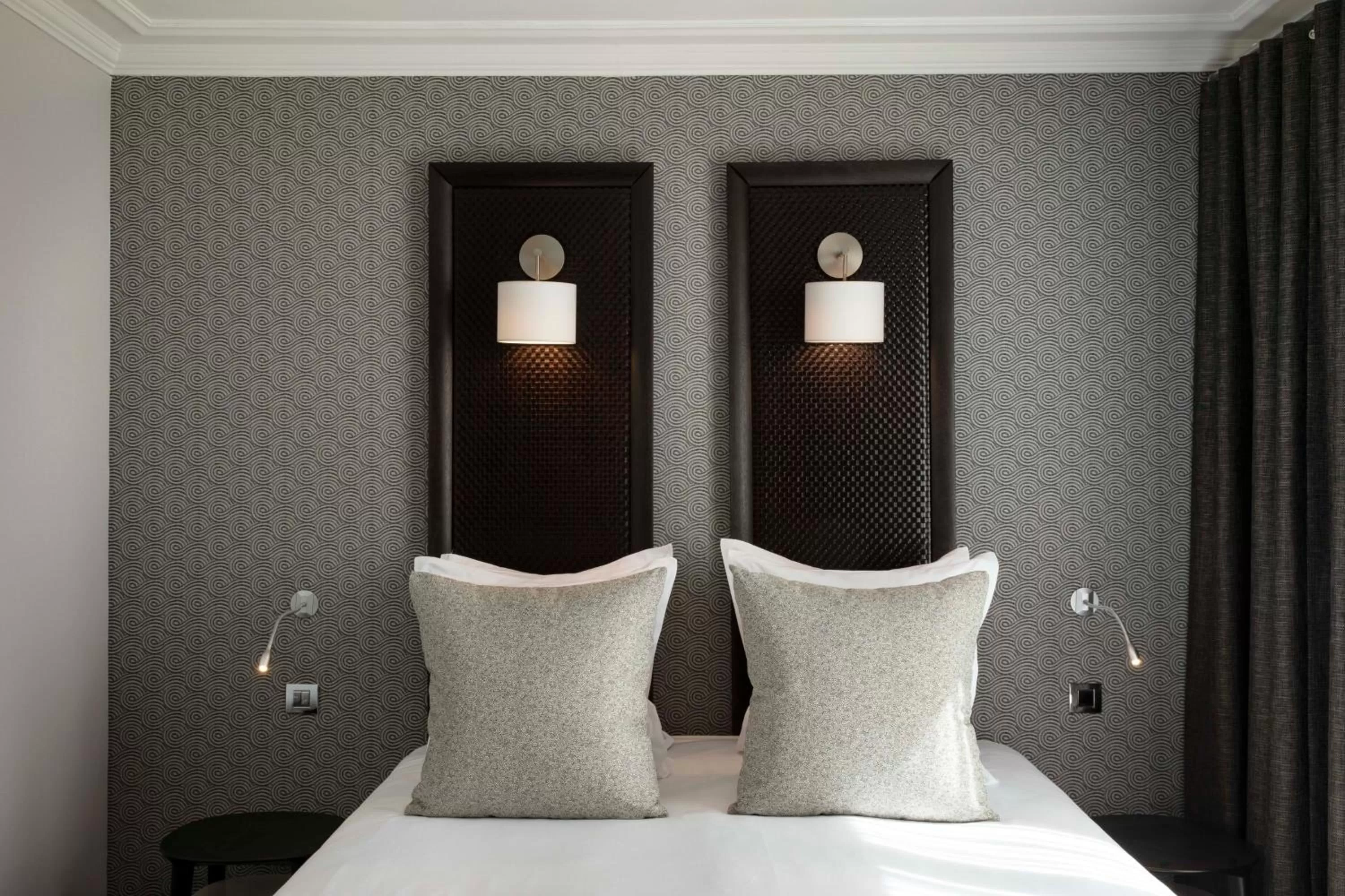 Decorative detail, Bed in Hôtel Elysées Régencia