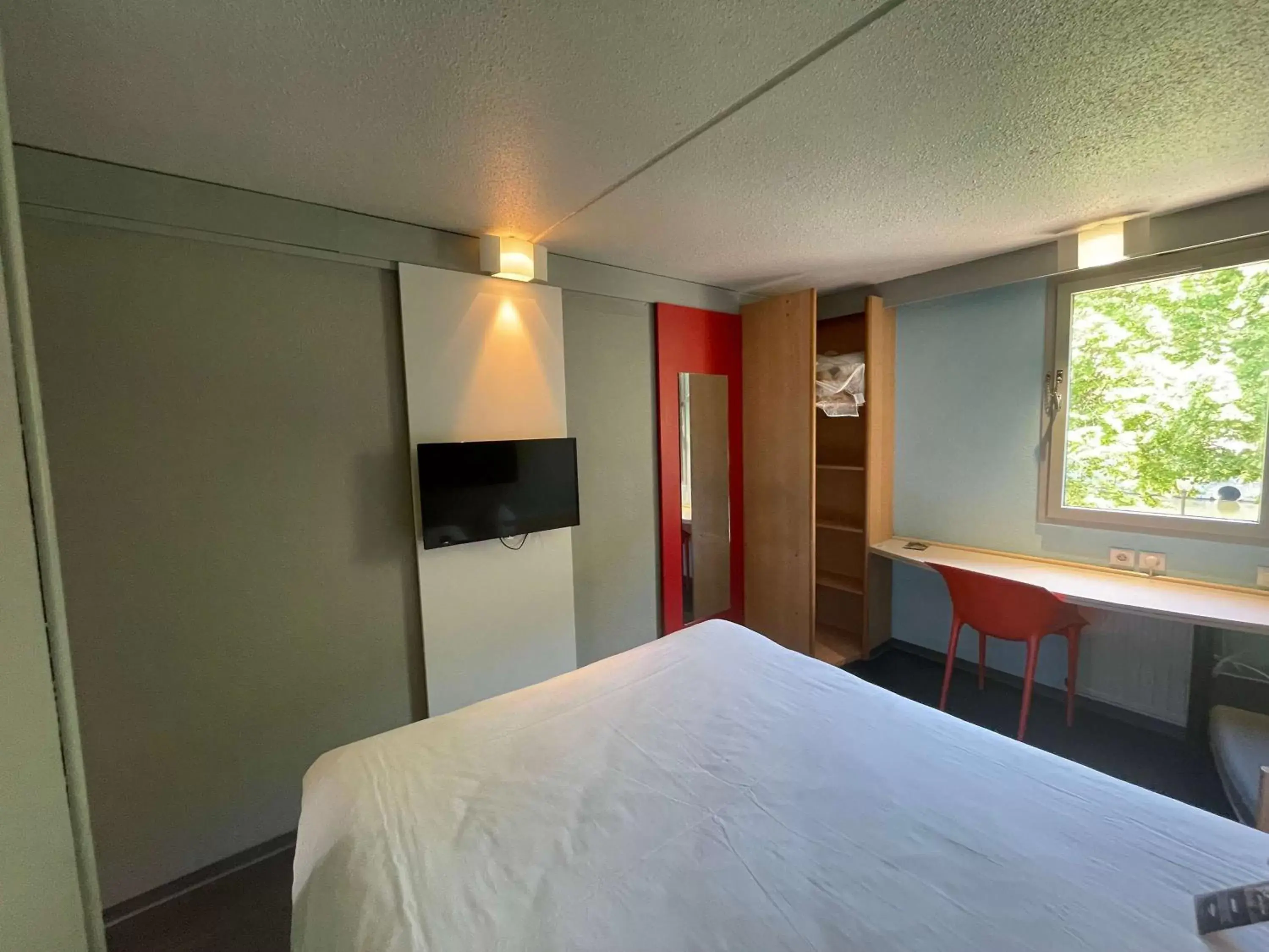 Bedroom, Bed in ibis Epinal Centre